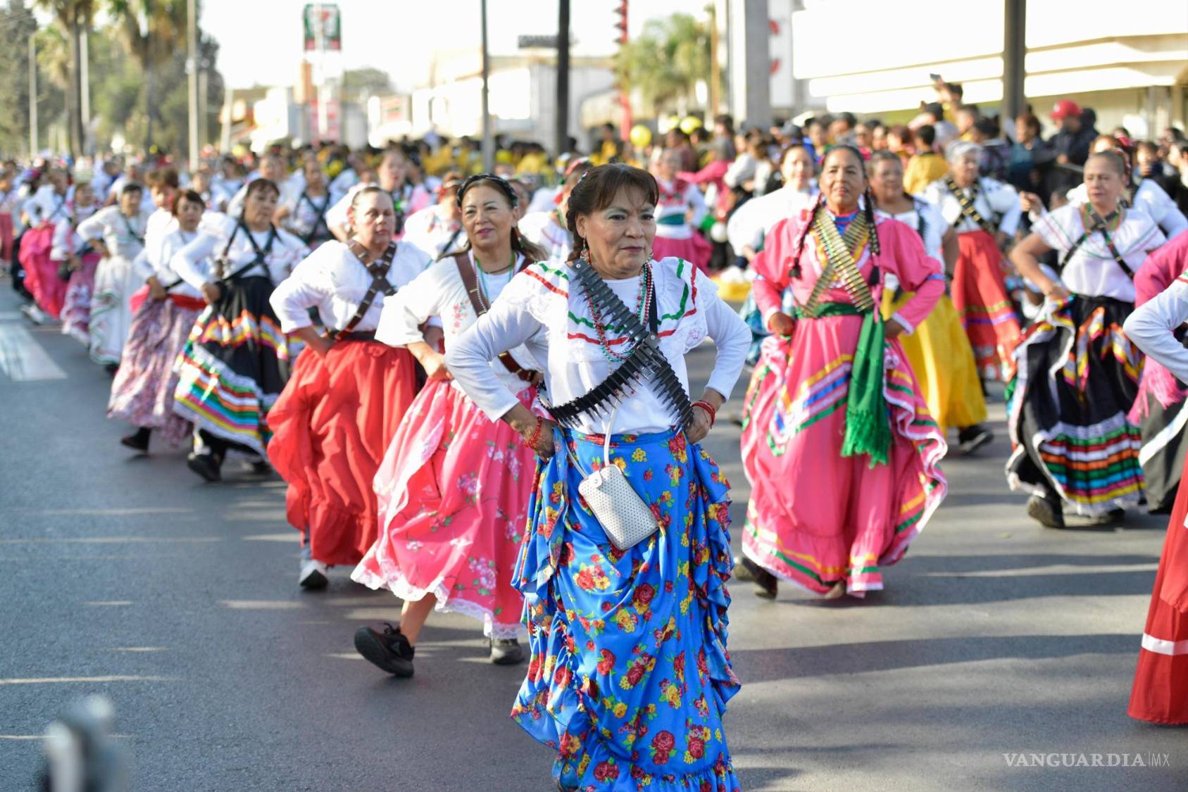 $!Personas de la tercera edad lucieron como “Adelitas”.