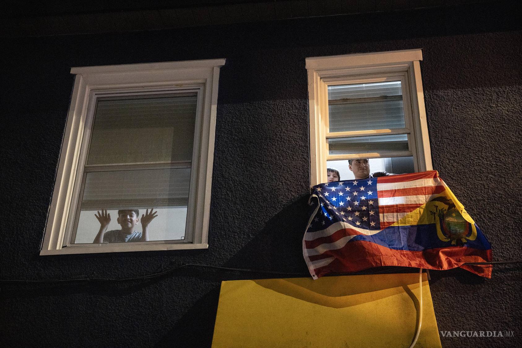 $!Familias en vecindarios locales observan desde sus hogares la creciente presencia de agentes federales y las protestas que han transformado el panorama de la ciudad.