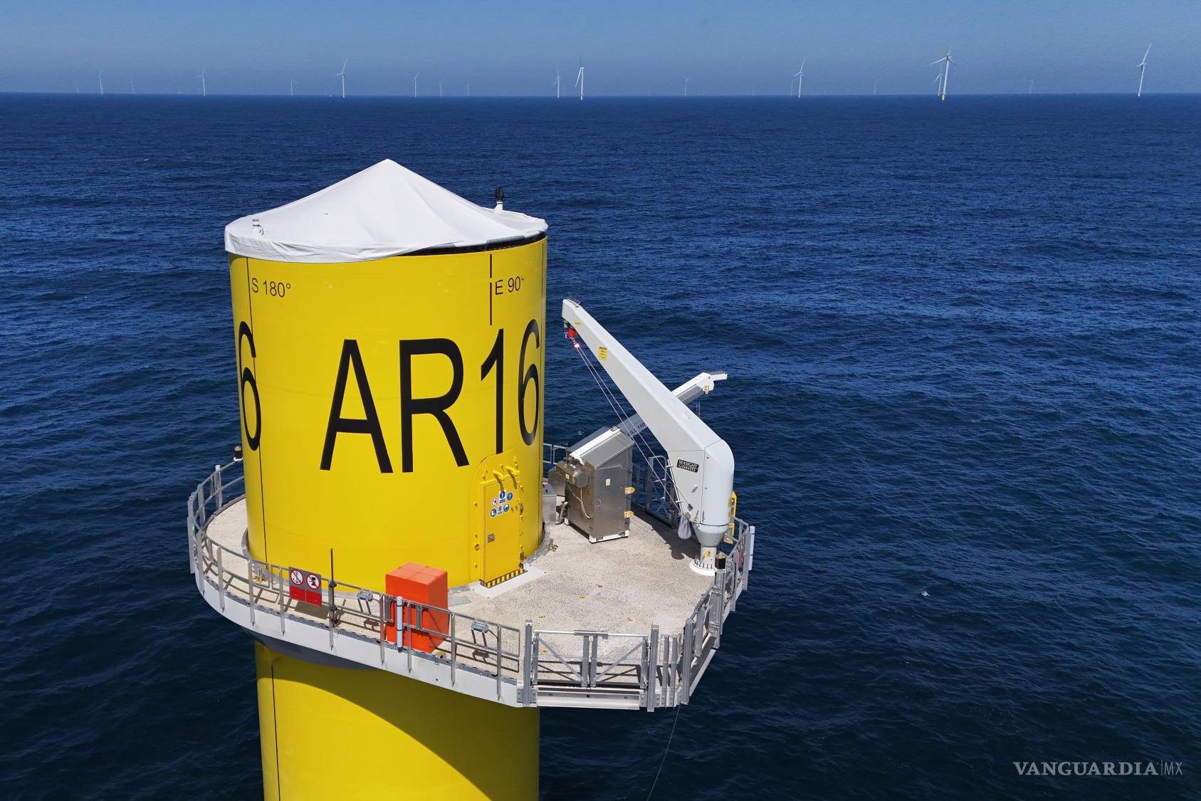 $!La base de una turbina eólica en el parque eólico marino Sunrise Wind, actualmente en construcción frente a la costa de Montauk Point en Nueva York.