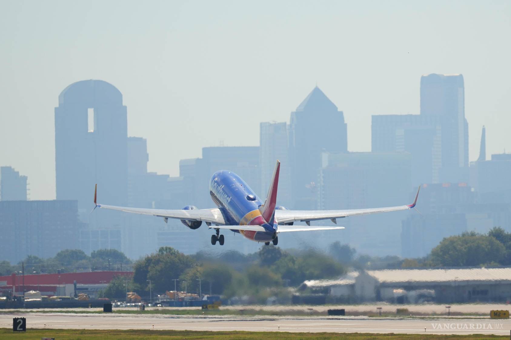 $!Un avión de Southwest Airlines despega del aeropuerto Dallas Love Field, el viernes 23 de octubre de 2026, en Dallas.