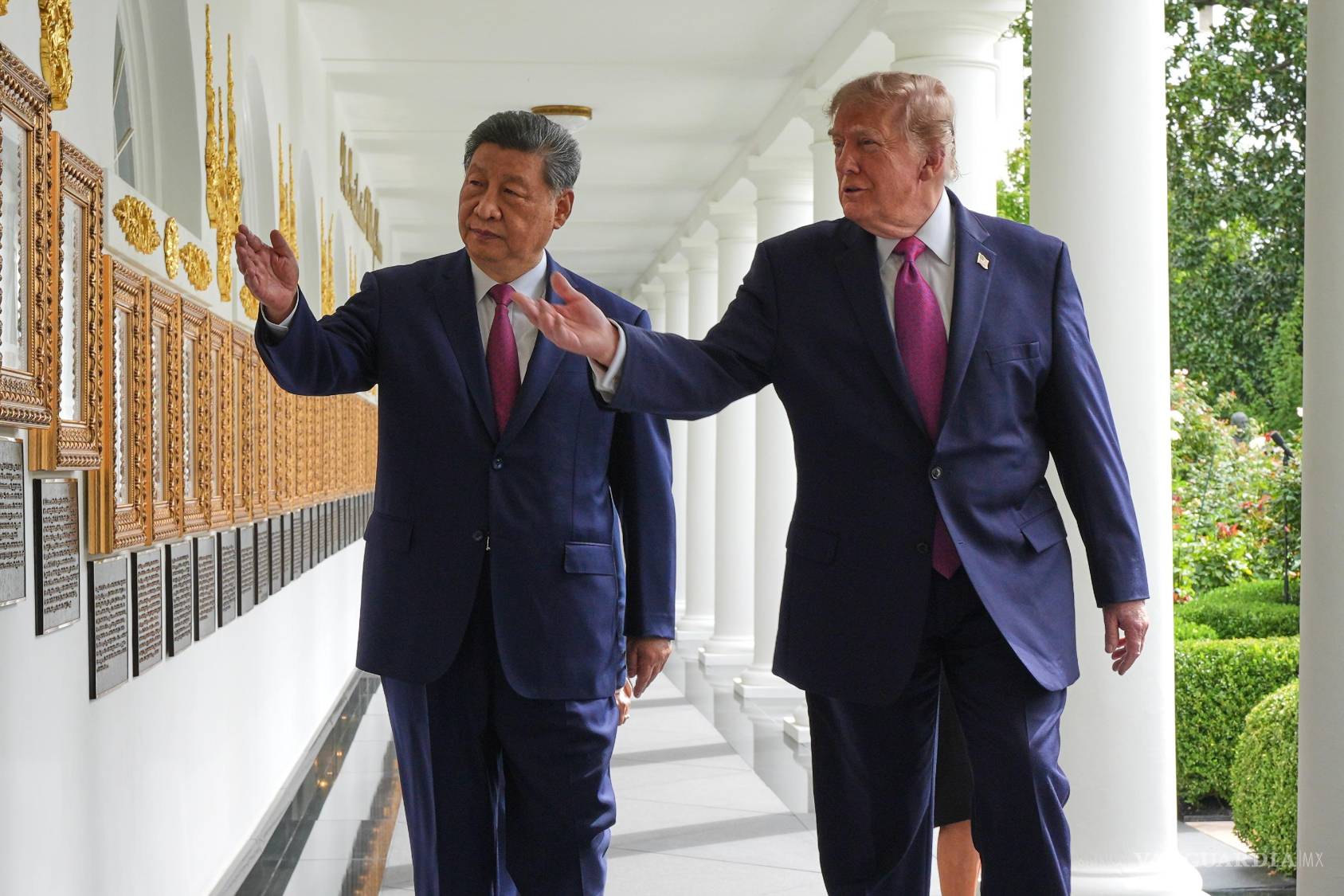 $!El presidente Donald Trump y el mandatrio de China, Xi Jinping, caminan por la columnata de la Casa Blanca, el jueves 24 de septiembre de 2026, en Washington.