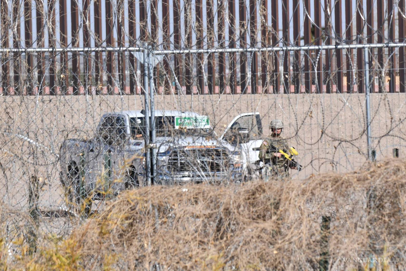 $!Un agente de la Patrulla Fronteriza vigila un tramo de la frontera sur de EU, una zona que la Corte Suprema ha dictaminado que el gobierno puede restringir el acceso a los migrantes.