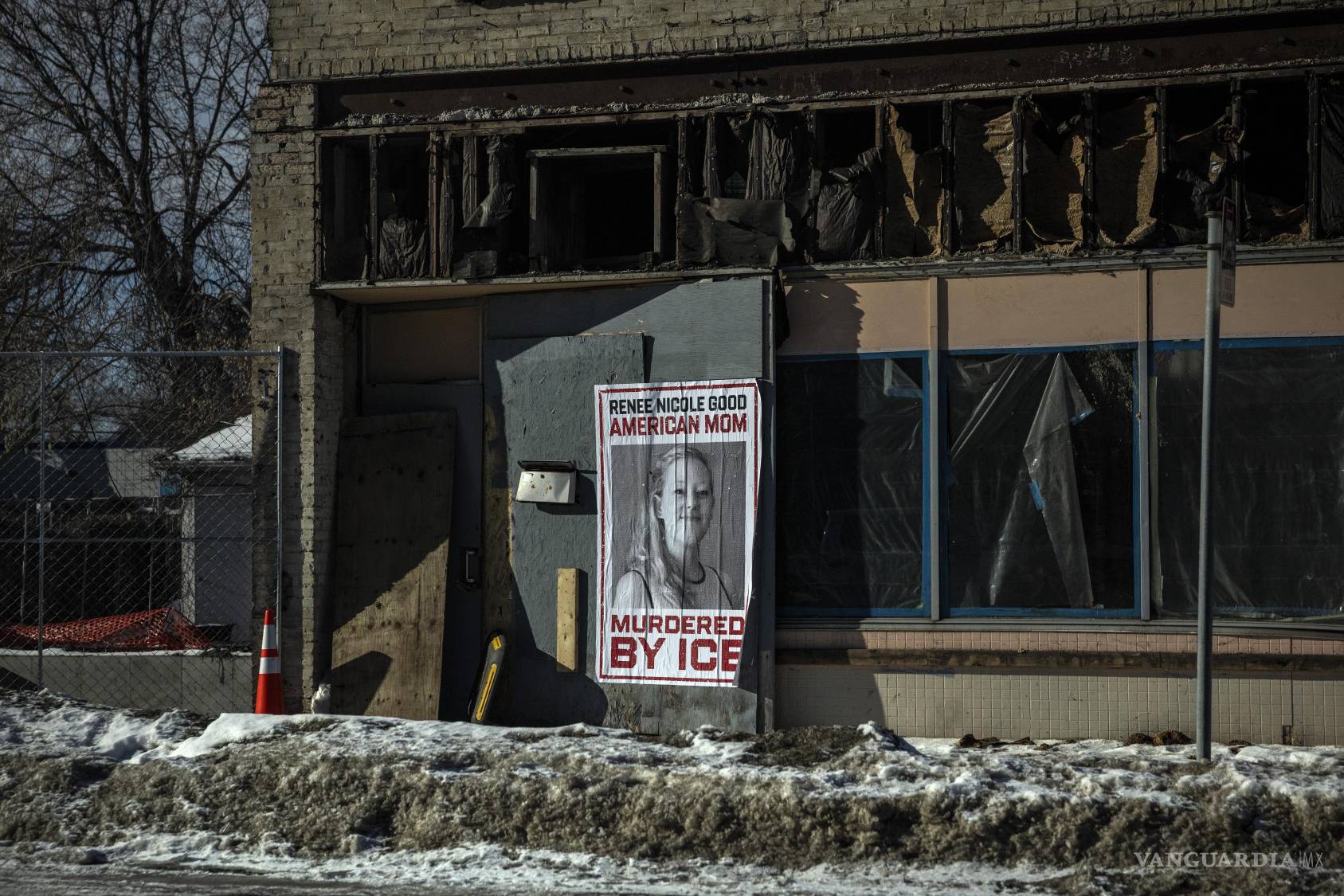 $!Un cartel con la imagen de Renee Nicole Good, descrita como “Madre americana asesinada por el ICE”, permanece pegado en un edificio de la ciudad como símbolo de la indignación local.