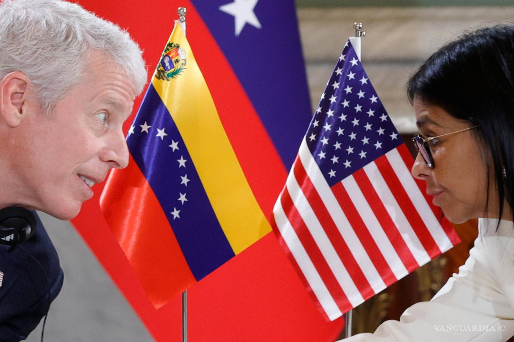 $!El secretario de Energía de EU, Chris Wright, se reúne con la presidenta interina de Venezuela, Delcy Rodríguez, en el palacio presidencial de Miraflores en Caracas.