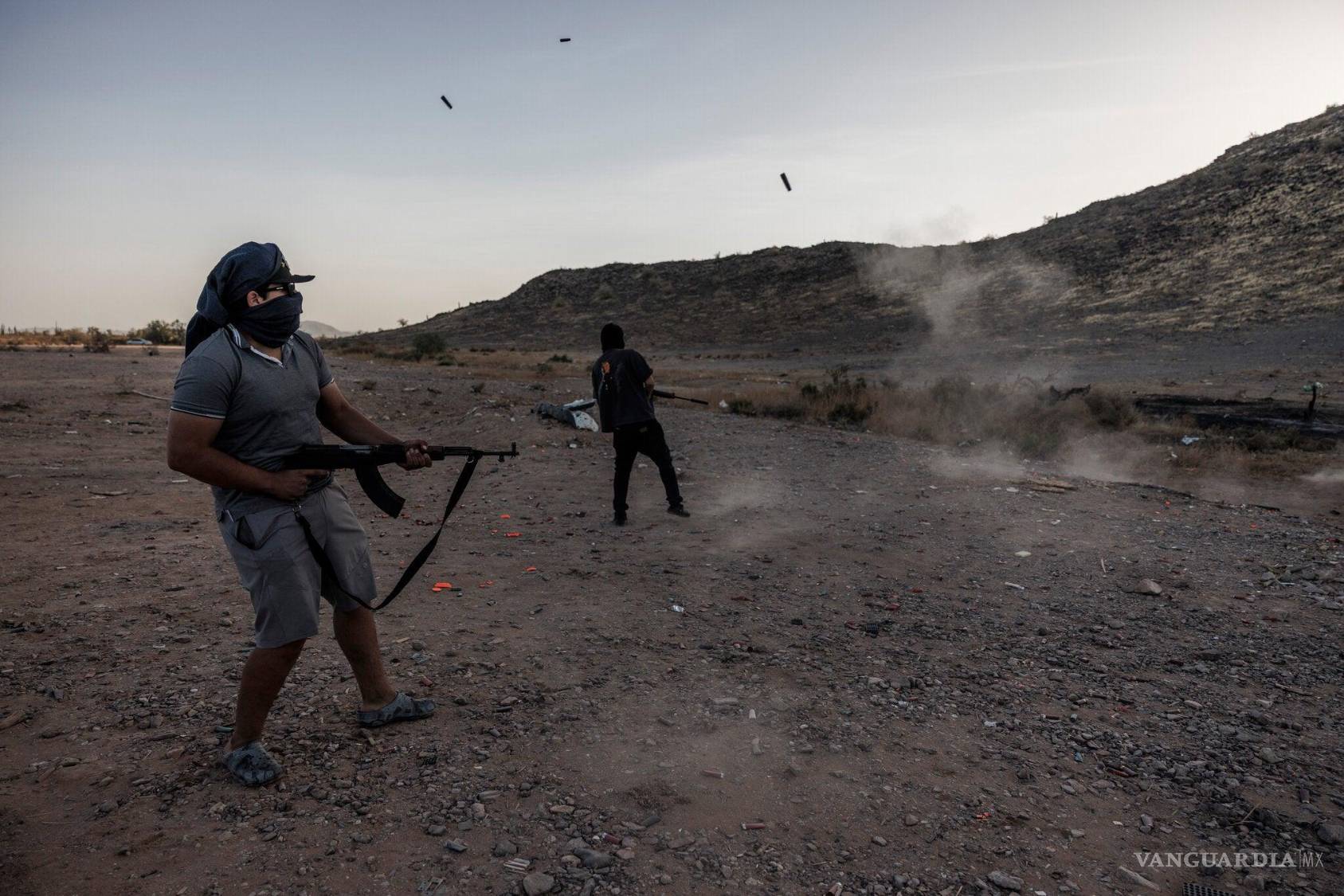$!Dos adolescentes estadounidenses traficantes de armas,que suministran armamento a los letales cárteles de la droga de México, practican tiro al blanco en el desierto, a las afueras de Phoenix, Arizona.