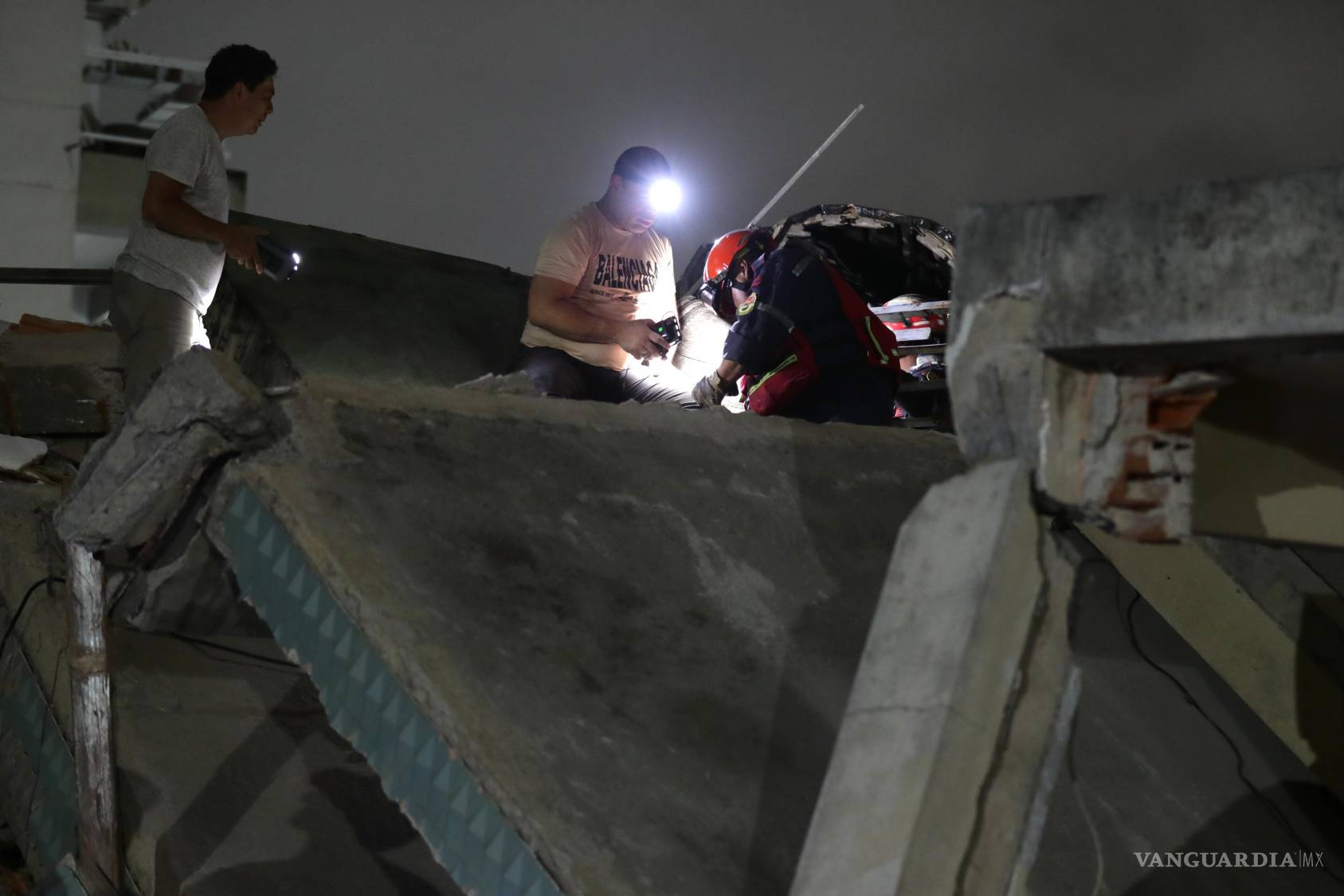 $!El congestionamiento vehicular ha dificultado la llegada de personal y equipo, limitando las oportunidades para salvar vidas en las cruciales primeras horas tras el sismo.
