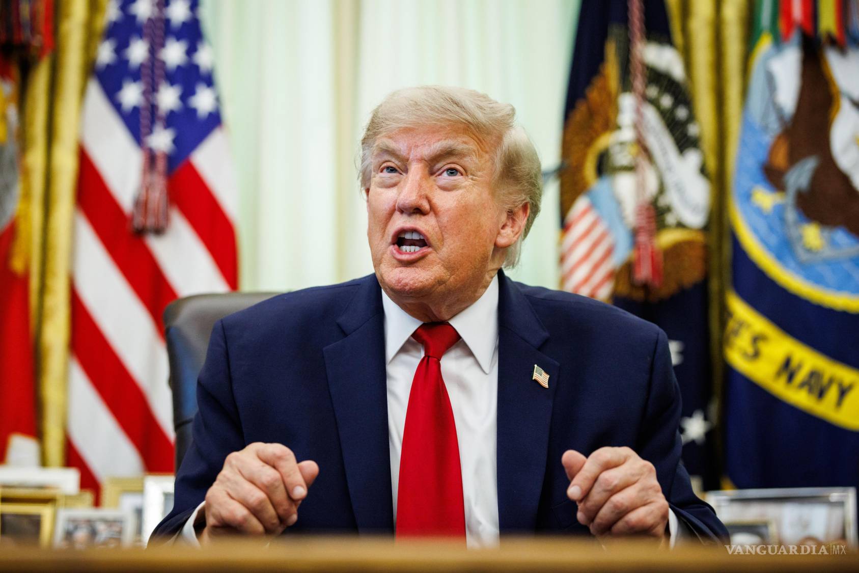 $!El presidente Donald Trump en el Despacho Oval de la Casa Blanca. El mandatario intervino personalmente por teléfono para amarrar el acuerdo de minerales críticos con el líder kazajo.