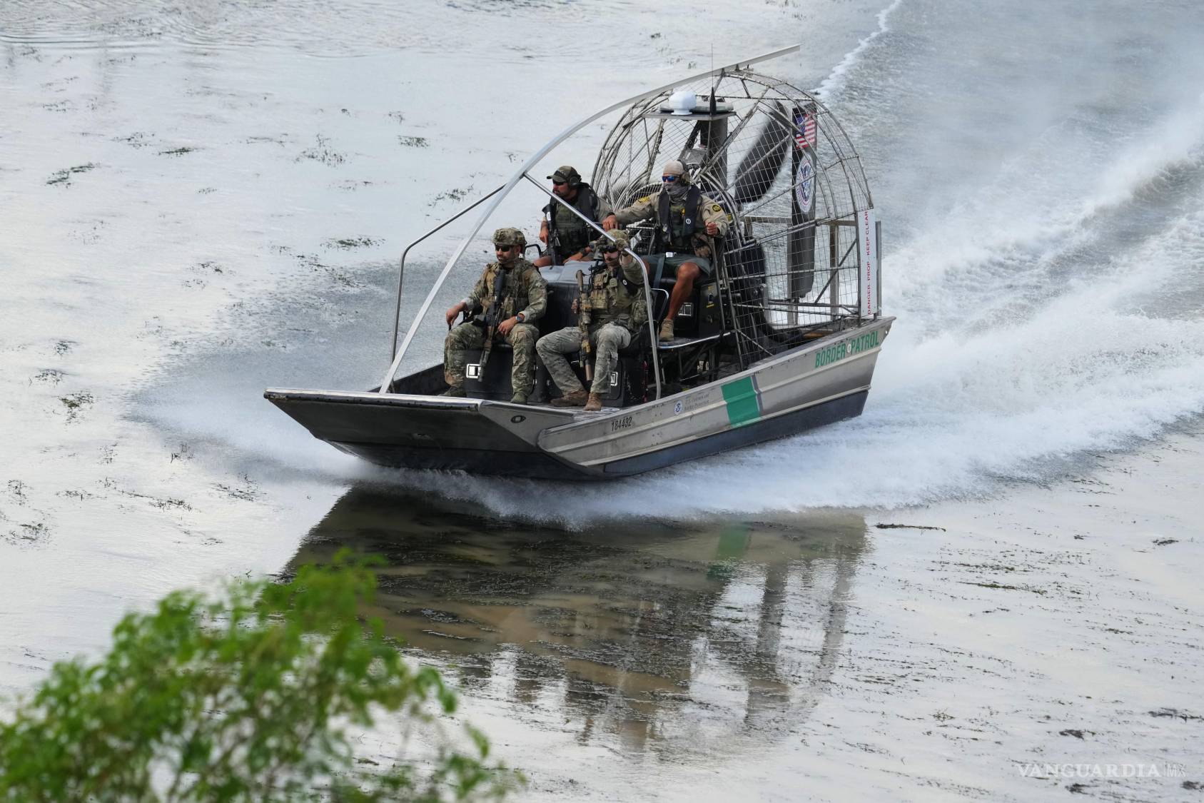 $!Un deslizador de la Patrulla Fronteriza transporta a personal del ejército por el río Bravo mientras vigilan la frontera entre Estados Unidos y México en Roma, Texas.