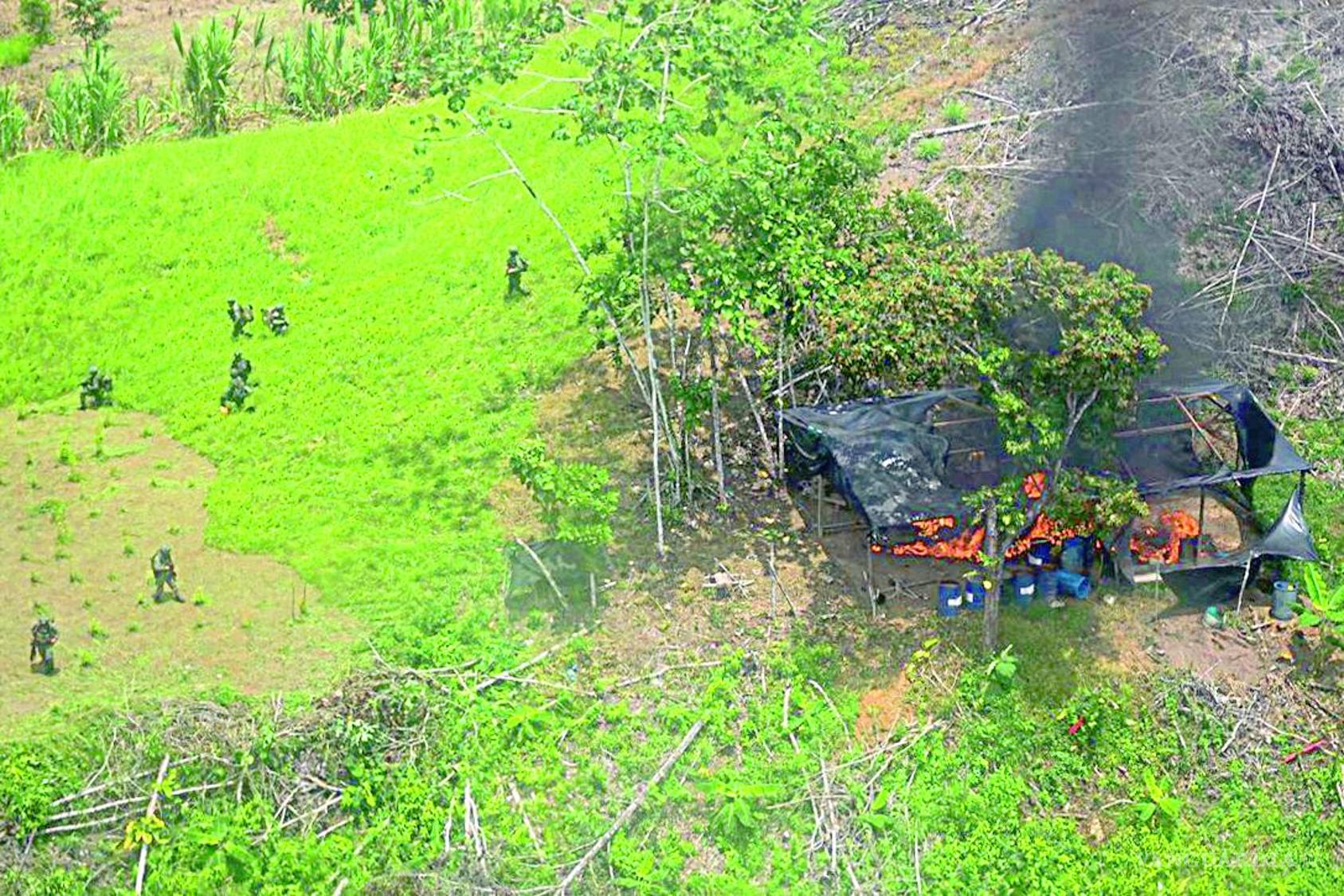 $!Una choza arde en medio de la selva, un recordatorio de los estragos de la guerra.