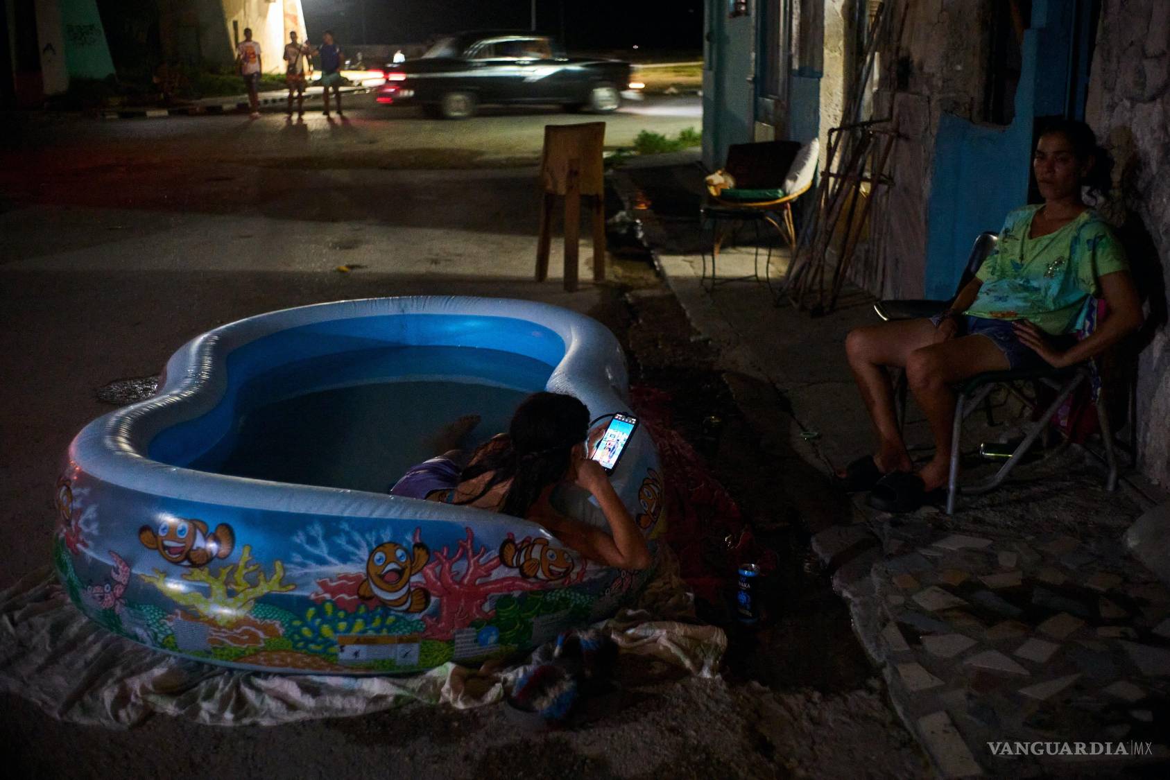 $!Una niña se refresca en una piscina de plástico en la calle en La Habana, Cuba, el martes 4 de agosto de 2026.