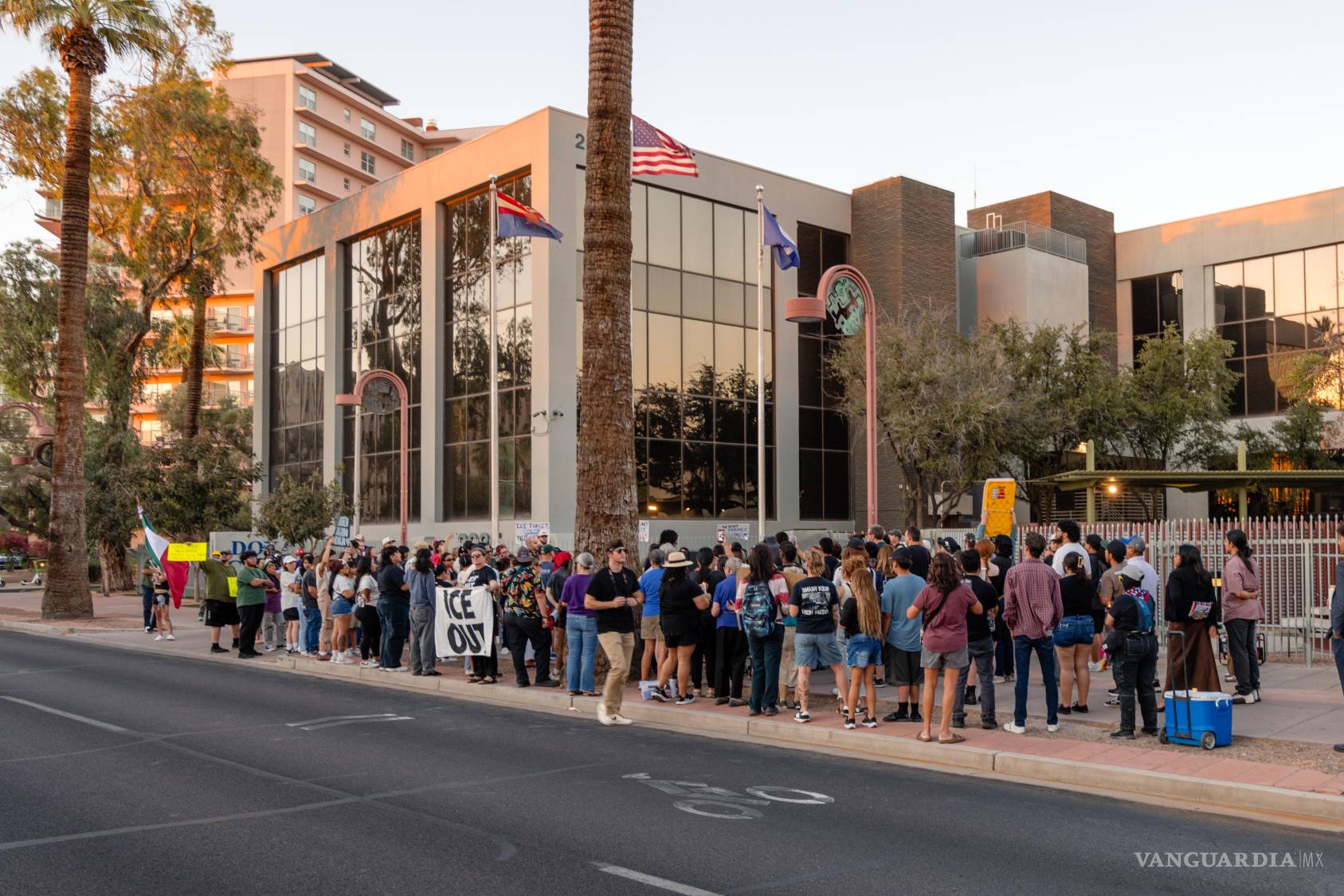 $!Una protesta contra el ICE afuera de la oficina de la agencia en Phoenix, Arizona, el 9 de julio del 2026.