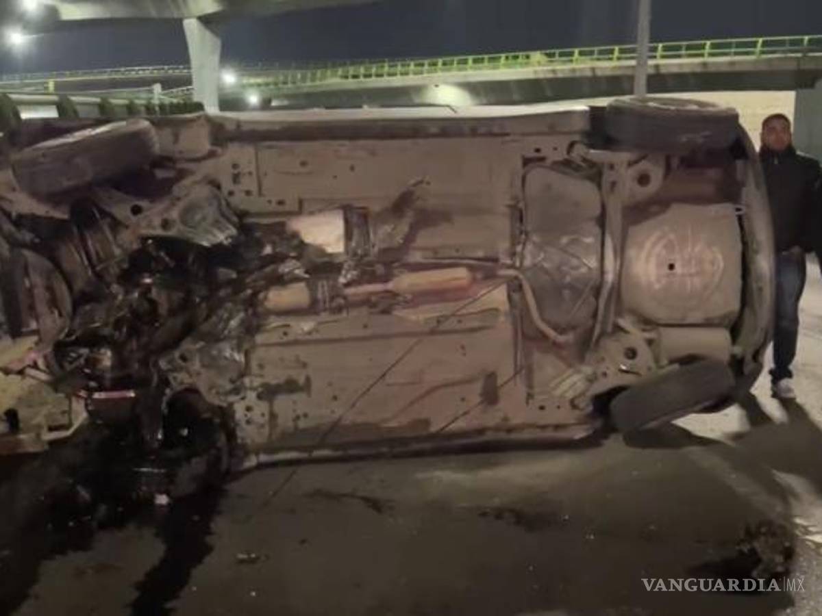 $!Agentes de la Policía Municipal de Tránsito realizaron investigaciones en la escena del accidente en el distribuidor vial.