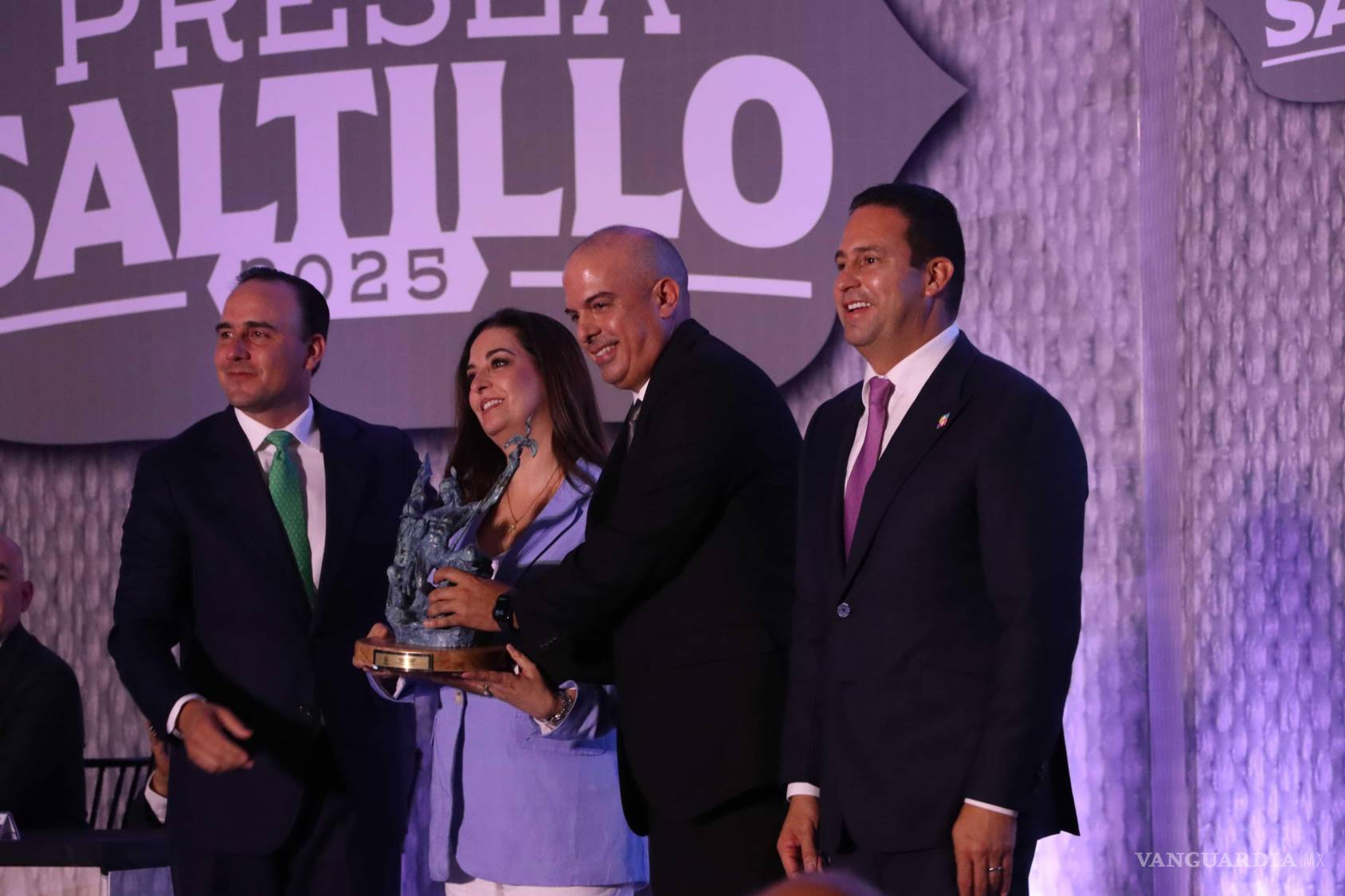 $!Enrique Sáenz Wolf habló en representación de su padre, el doctor Enrique Sáenz Herrera, reconociendo su entrega a la medicina y la enseñanza por más de 40 años.