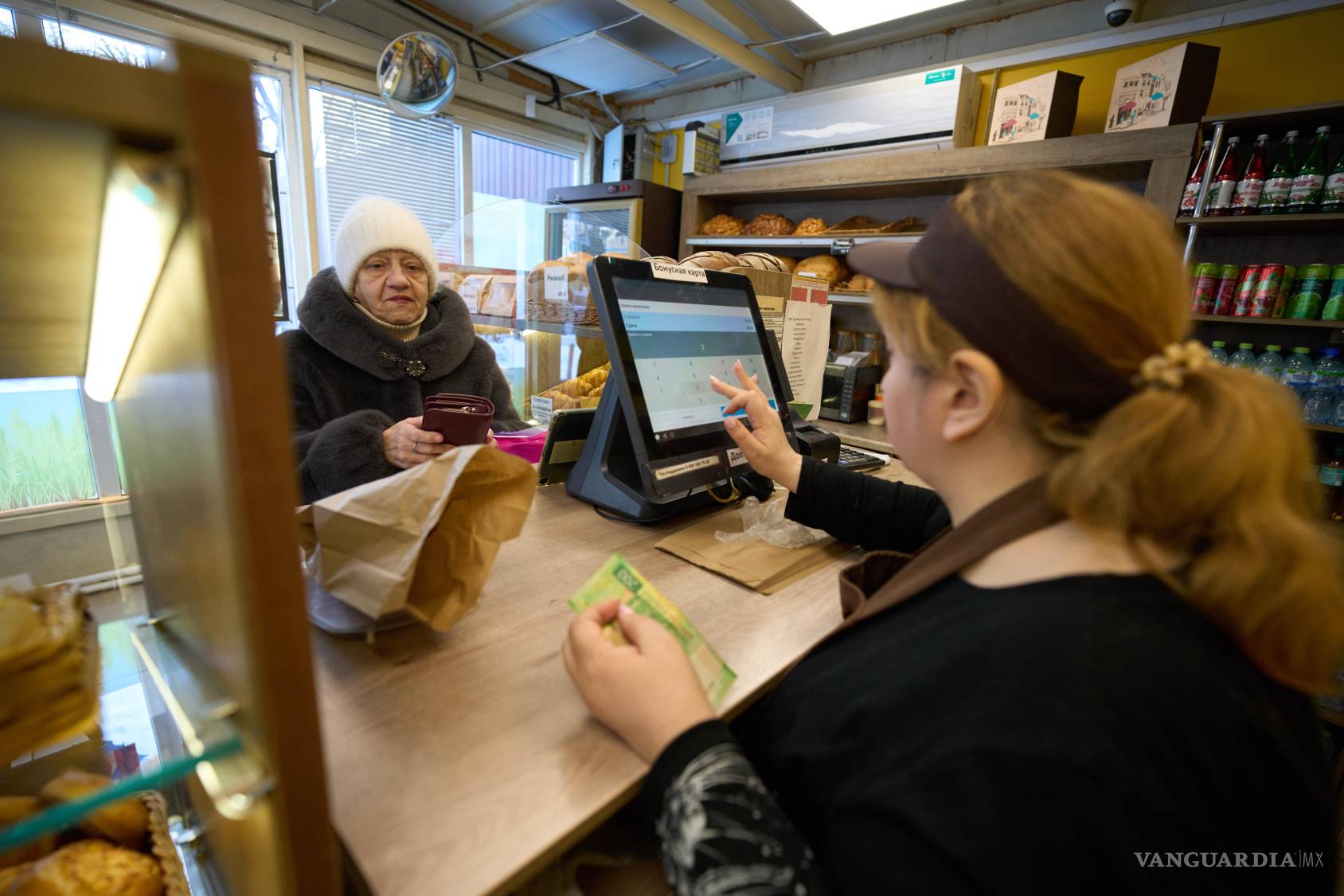 $!Un cliente compra pan en la panadería Mashenka, en las afueras de Moscú, Rusia.