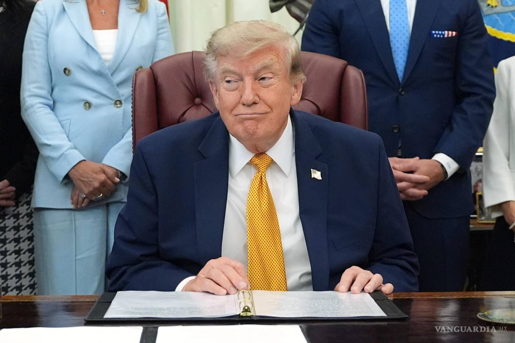 $!El presidente Donald Trump escucha durante una reunión sobre familias de militares en el Despacho Oval de la Casa Blanca en Washington.
