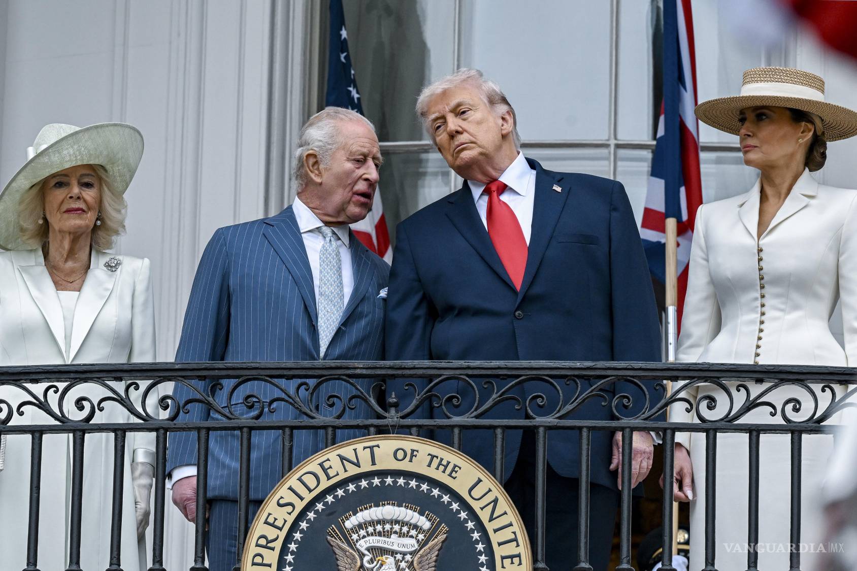 $!De derecha a izquierda: la primera dama Melania Trump, el presidente Donald Trump, el rey Carlos III y la reina Camila observan un desfile militar desde un balcón de la Casa Blanca durante una ceremonia de llegada en Washington, el 28 de abril de 2026.