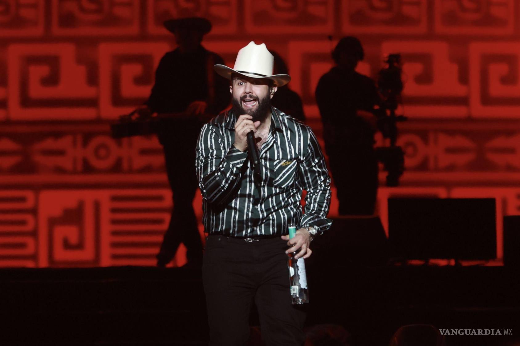 $!El cantante sonorense le da un toque de regional mexicano al line up mundialista.
