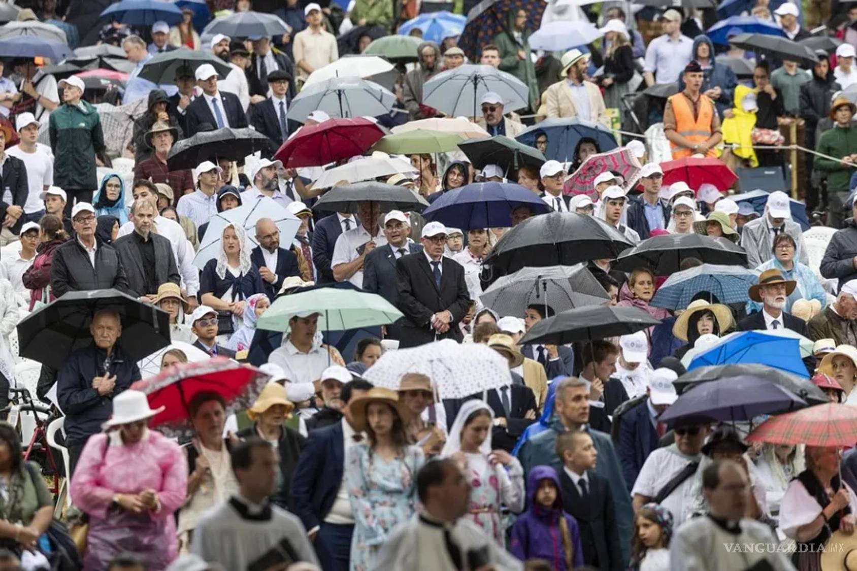 $!Fieles 2lefebvrianos” en la ceremonia de consagración episcopal celebrada este miércoles en Ecône, Suiza.