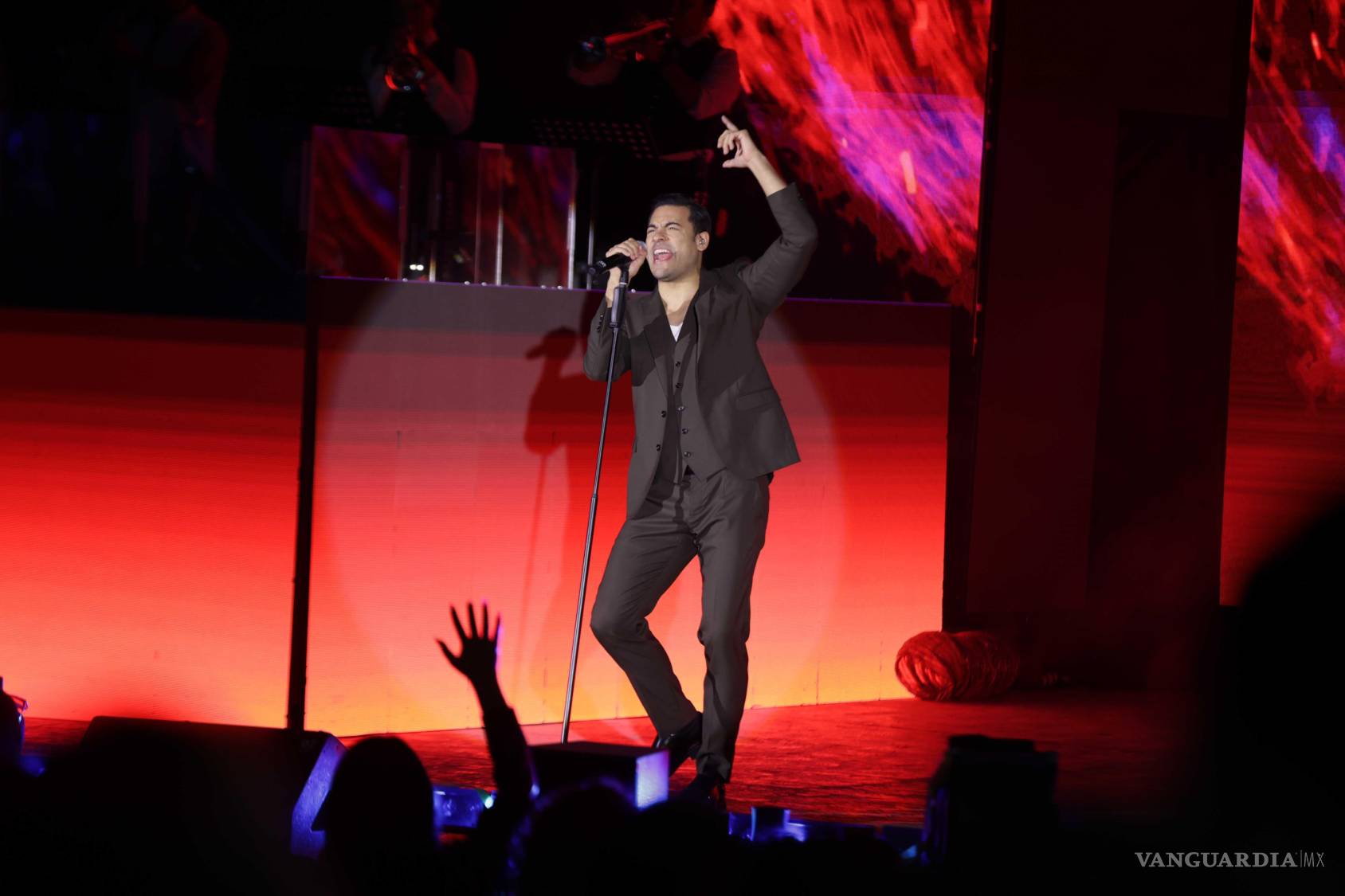 $!Durante el espectáculo, el cantante alternó momentos de baile, bromas y mensajes sobre el amor.