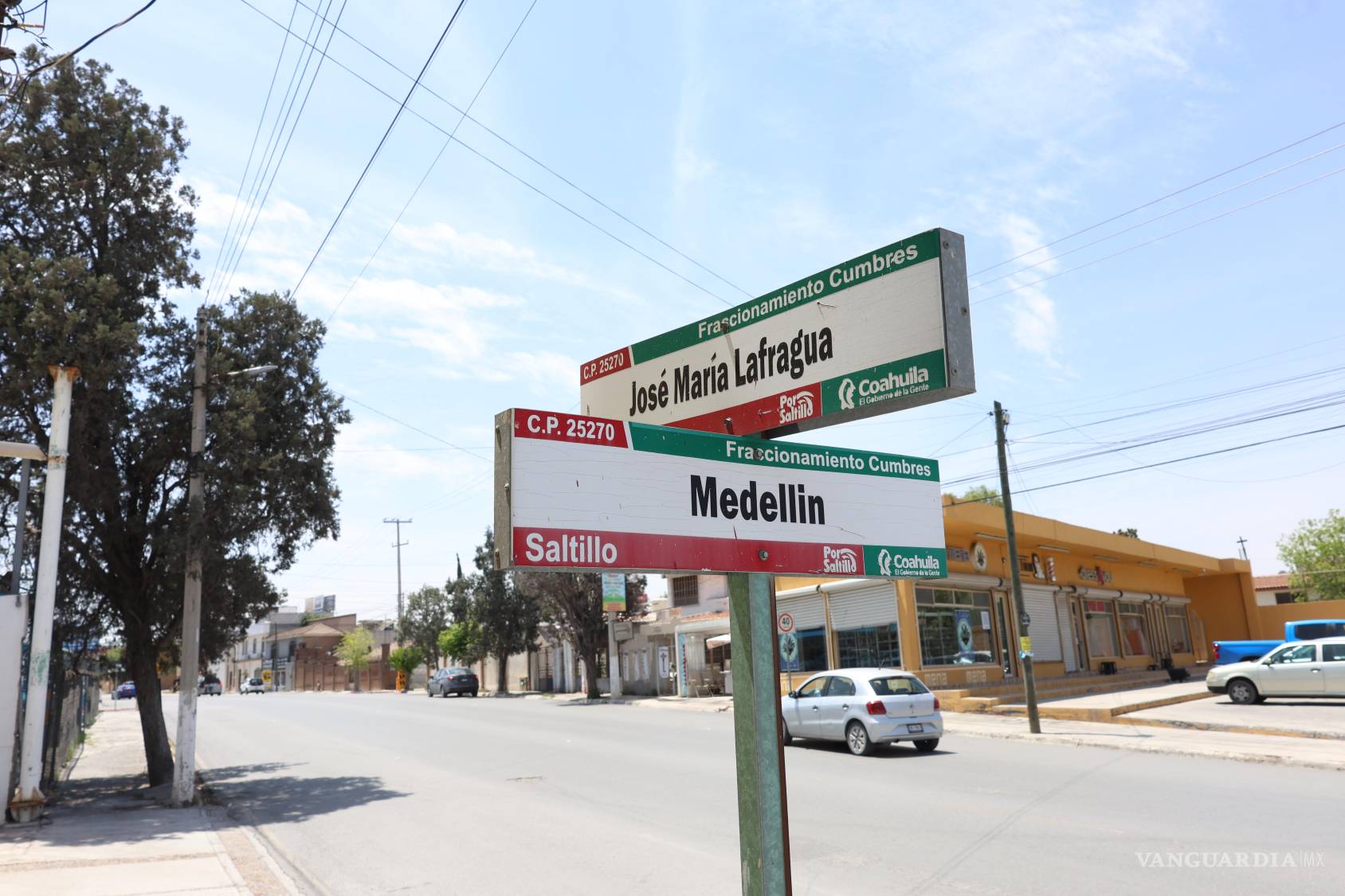 $!A pesar de la presencia formal del nombre completo “José María Lafragua” en esta señal del Fraccionamiento Cumbres, en el habla cotidiana de la ciudad el apellido ha sido desplazado por la interpretación oral “La Fragua”, revelando cómo el lenguaje moldea la memoria urbana.