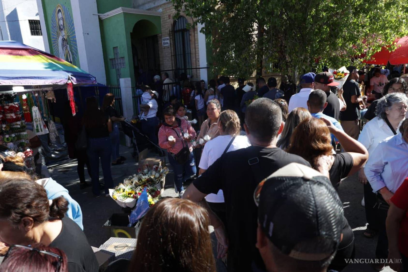 $!Los puestos de comida, como carnitas, churros y elotes, se mezclan con la música de los altavoces y el olor del incienso, creando un ambiente festivo y de fervor religioso en la calle José María La Fragua.