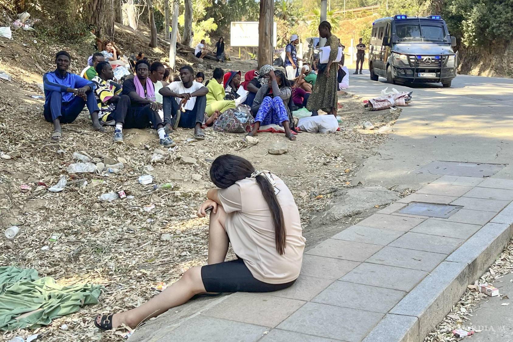 $!Los jóvenes inmigrantes que duermen en la calle esperan para acceder al Centro de Estancia Temporal de Inmigrantes (CETI), tras aaribar a Ceuta.