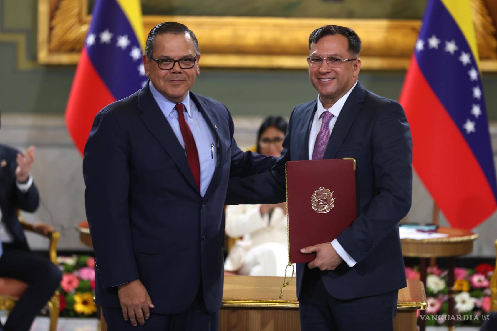 $!El presidente de Chevron Venezuela, Mariano Vela (i) y el presidente de la Corporación venezolana de petróleo, Eduardo Pinto, tras la firma de un acuerdo en Caracas.
