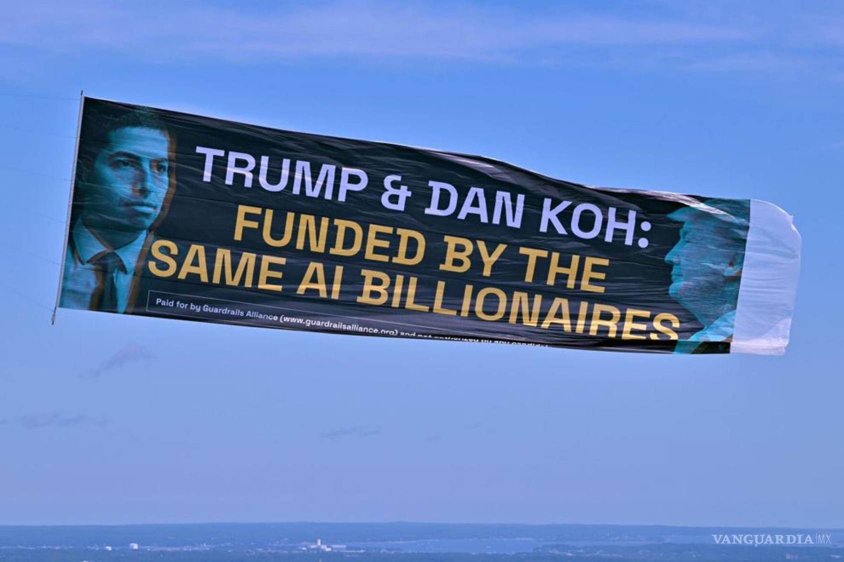 $!Un avión remolca una valla publicitaria aérea con el mensaje “TRUMP Y DAN KOH: FINANCIADOS POR LOS MISMOS MULTIMILLONARIOS DE LA IA” sobre Boston.