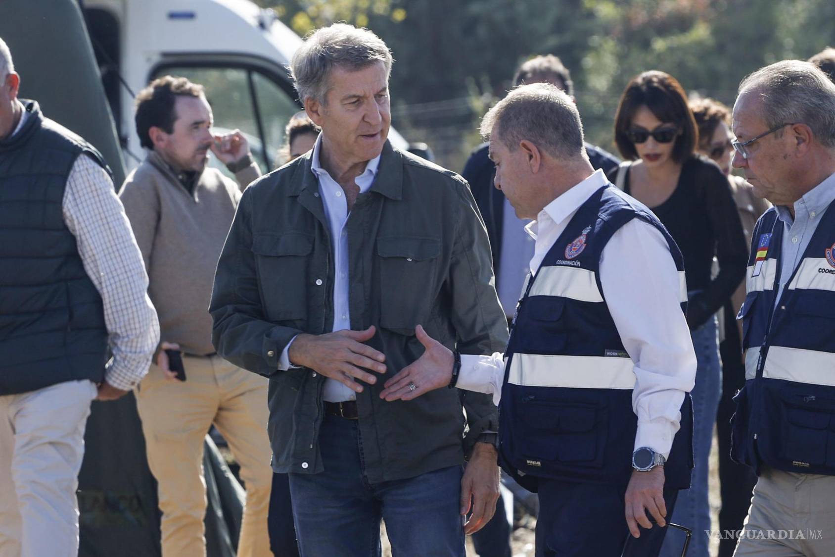 $!El presidente del PP, Alberto Núñez Feijóo , conversa con el presidente de Castilla-La Mancha, Emiliano García-Page, en el puesto de mando avanzado habilitado por el accidente ferroviario en Urda.