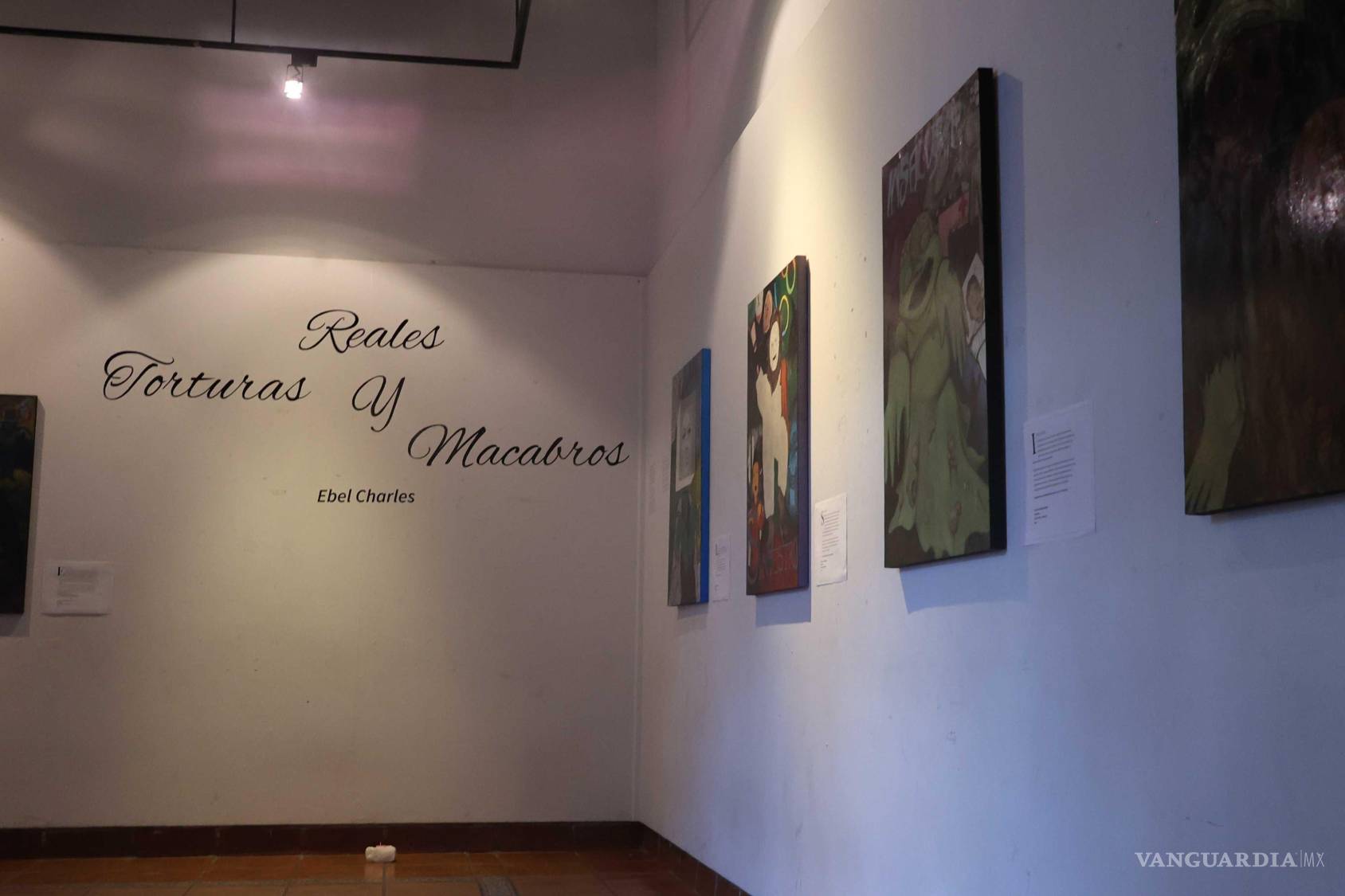 $!Ebel Charles retrata los miedos de Saltillo en la exposición ‘Reales torturas y macabros’