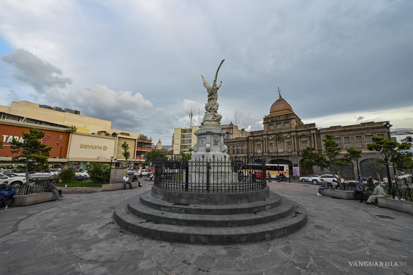 $!La Plaza Manuel Acuña es uno de los espacios donde el cuerpo todavía puede hacer una pausa. Entre bancas, monumentos y palomas, la ciudad deja de ser únicamente tránsito y vuelve a convertirse en un lugar desde el cual mirar.