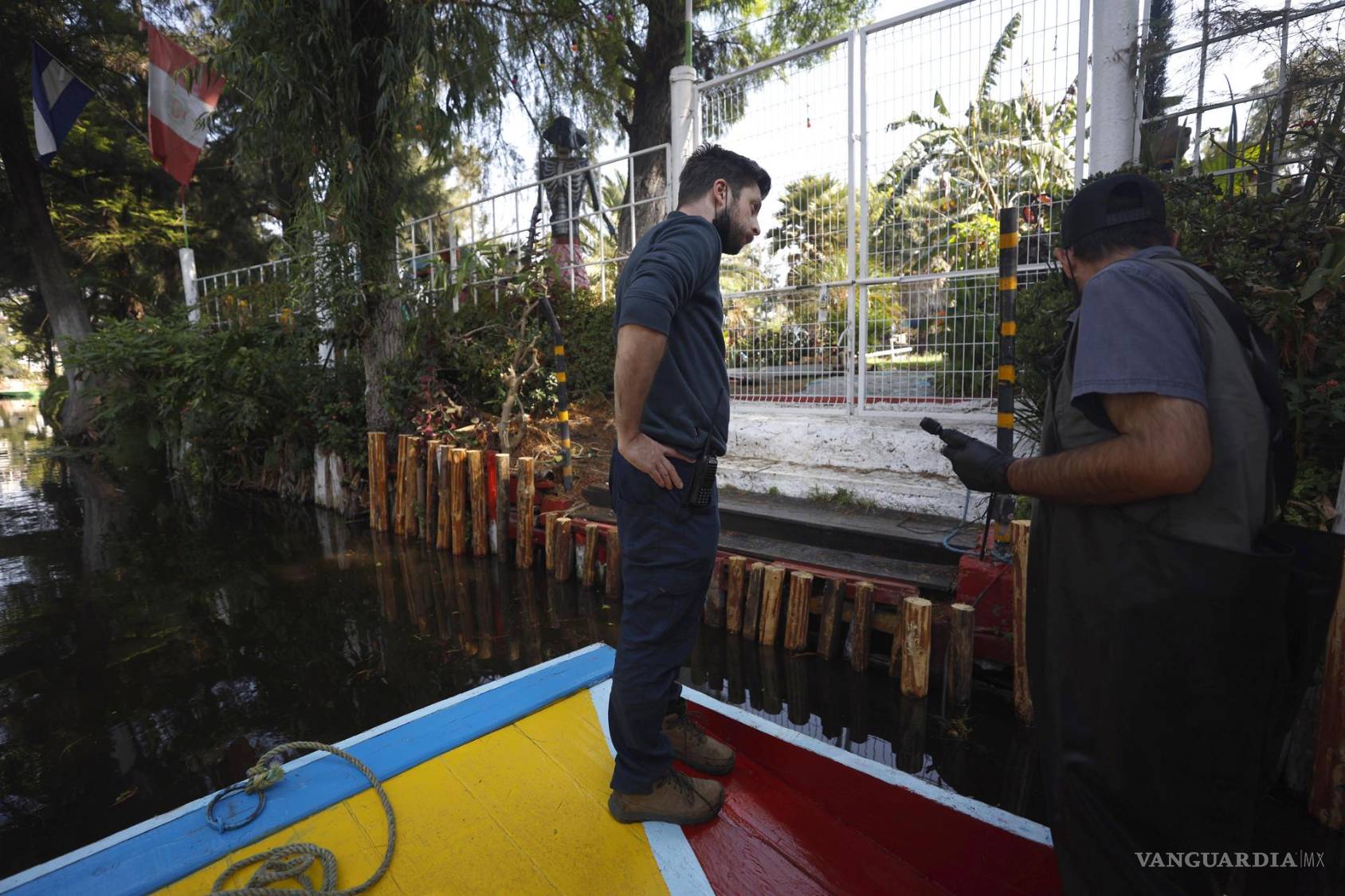 $!Los integrantes de Matter of Trust Latam, Mattia Carenini (i) y Michel Balam (d), trabajan en un ajolotario de Xochimilco en Ciudad de México.