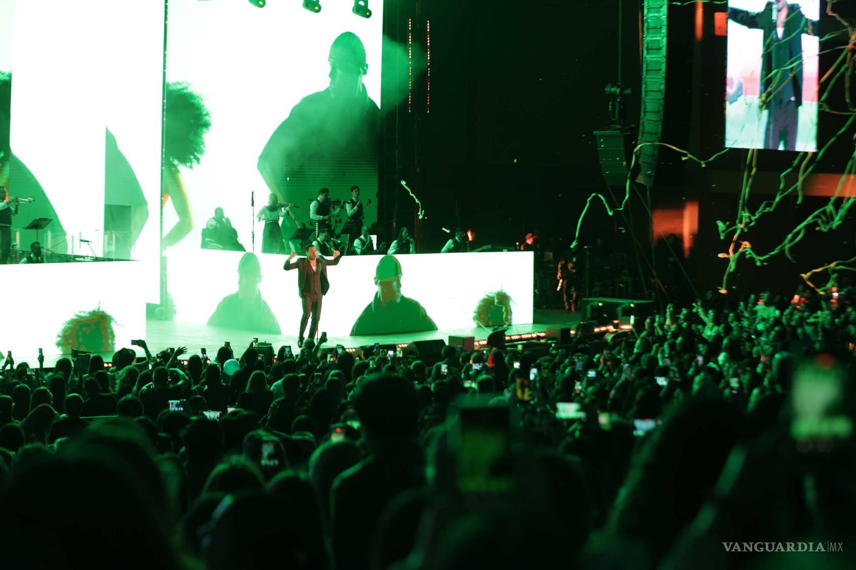 $!Cada uno de los éxitos fue coreado con emoción.