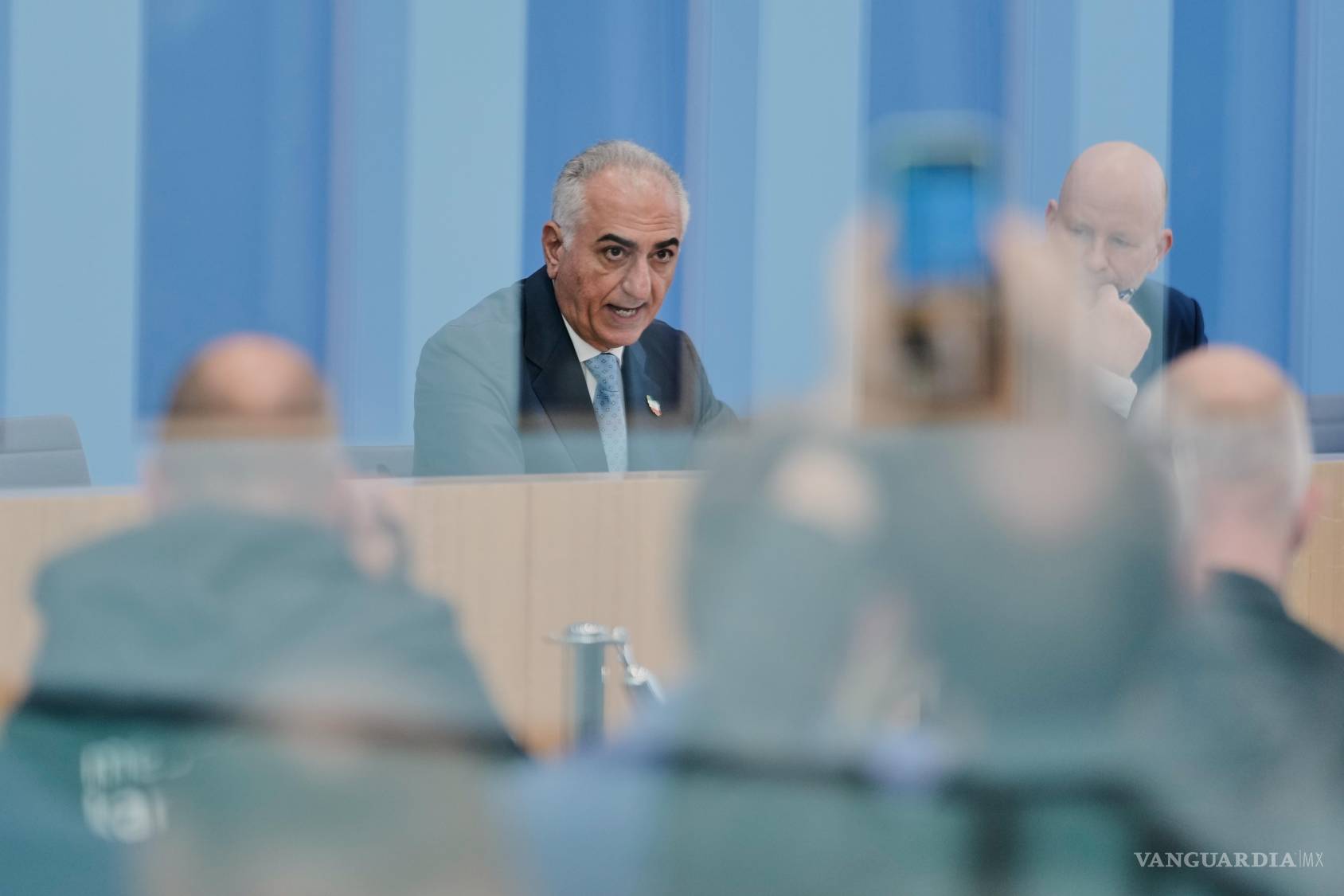 $!El príncipe Reza Pahlavi, figura opositora en el exilio, cuestiona la validez de los acuerdos diplomáticos actuales durante un reciente acto público en Berlín.
