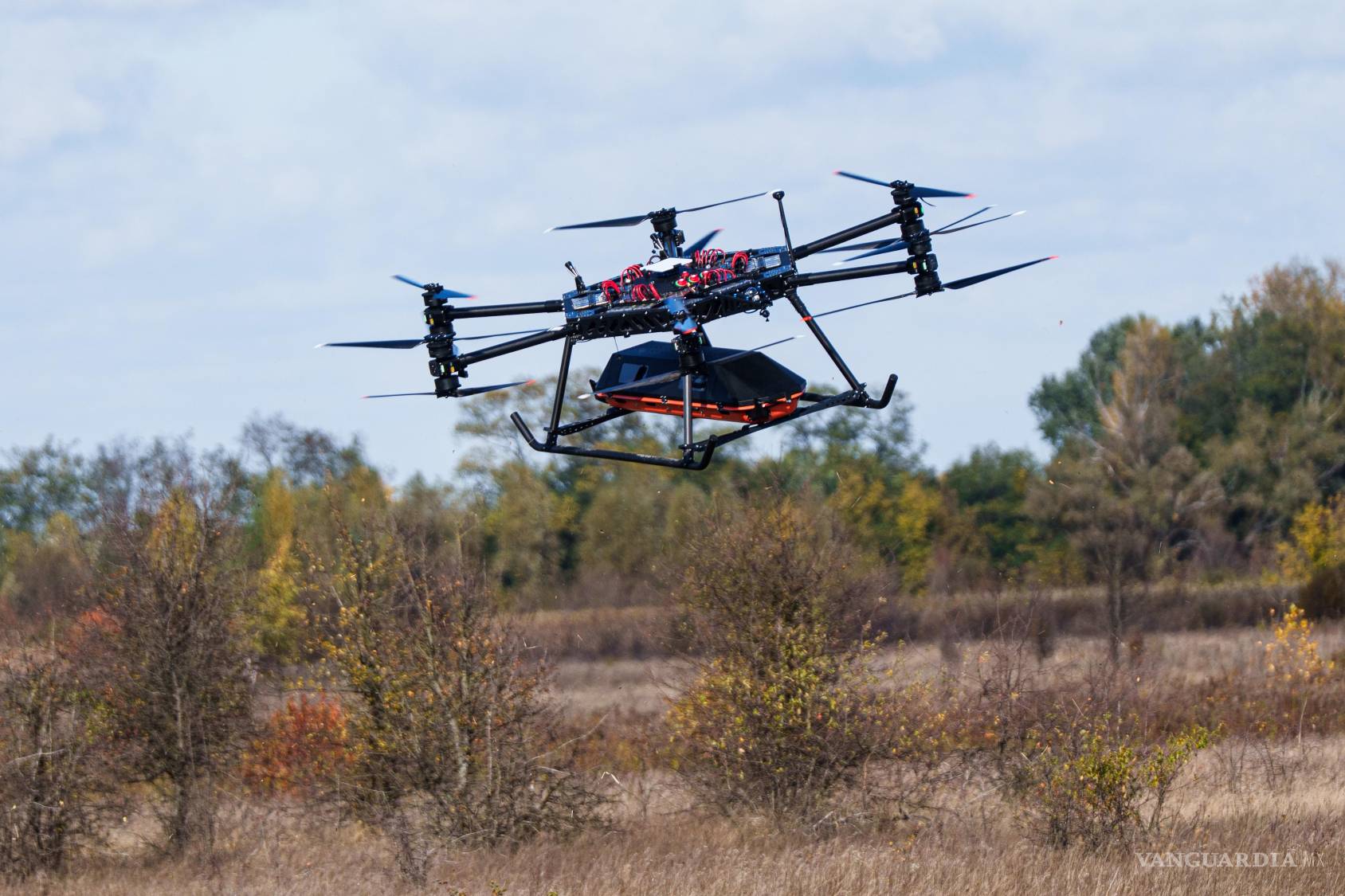 $!El dron StarGate, fabricado por la empresa SkyFall y equipado con un módulo médico, vuela durante una demostración en un lugar no revelado de Ucrania, el miércoles 14 de octubre de 2026.