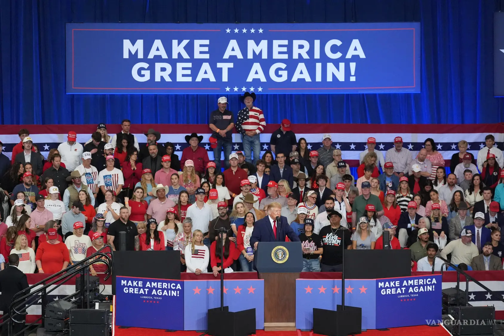 $!El presidente Donald Trump habla en un mitin de campaña en el Lubbock Memorial Civic Center, el martes 27 de octubre de 2026, en Lubbock, Texas.