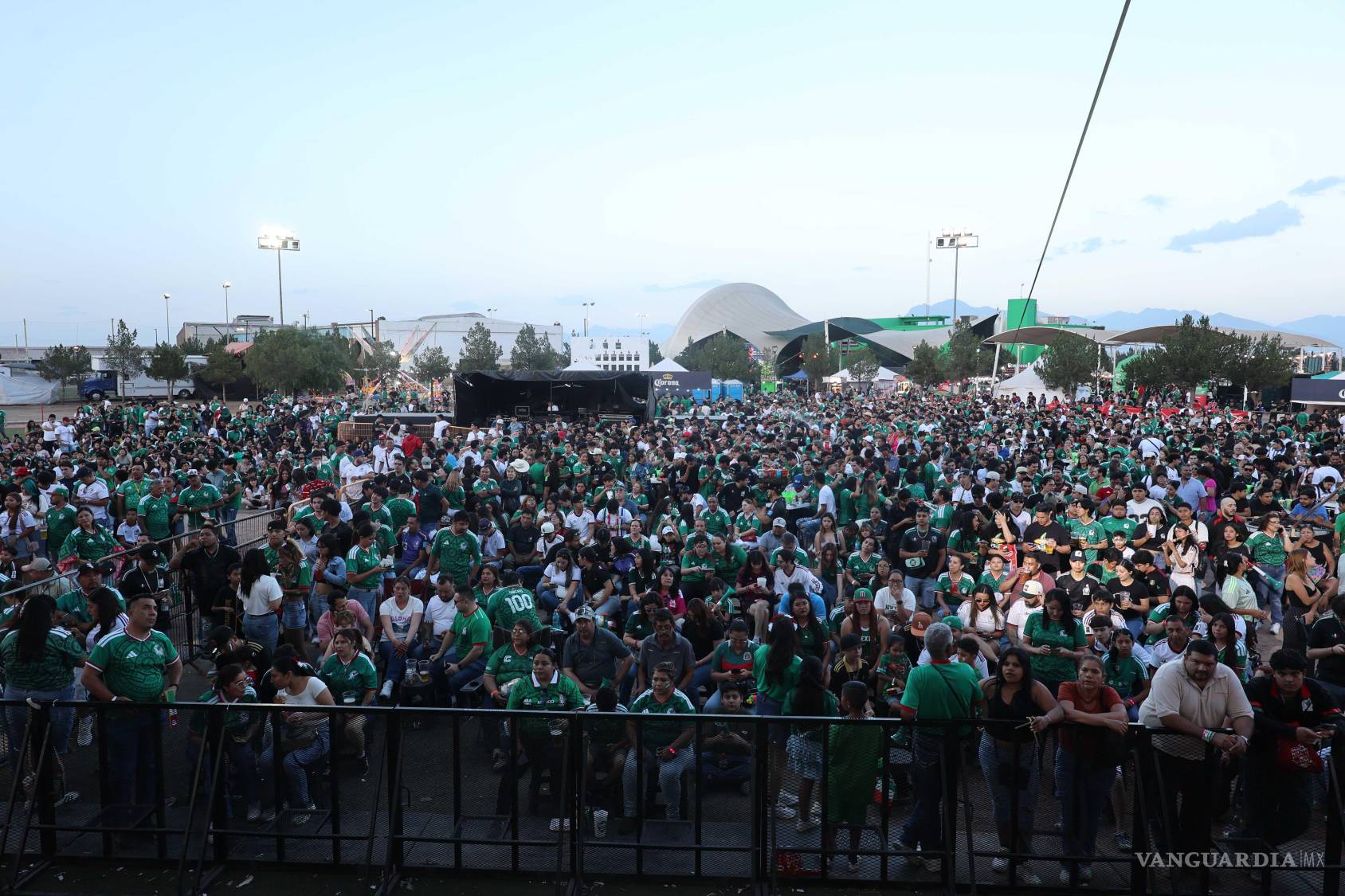 $!Aunque no fue sede mundialista, Saltillo convirtió plazas y espacios públicos en puntos de encuentro donde miles de personas vivieron juntas la pasión por el futbol.