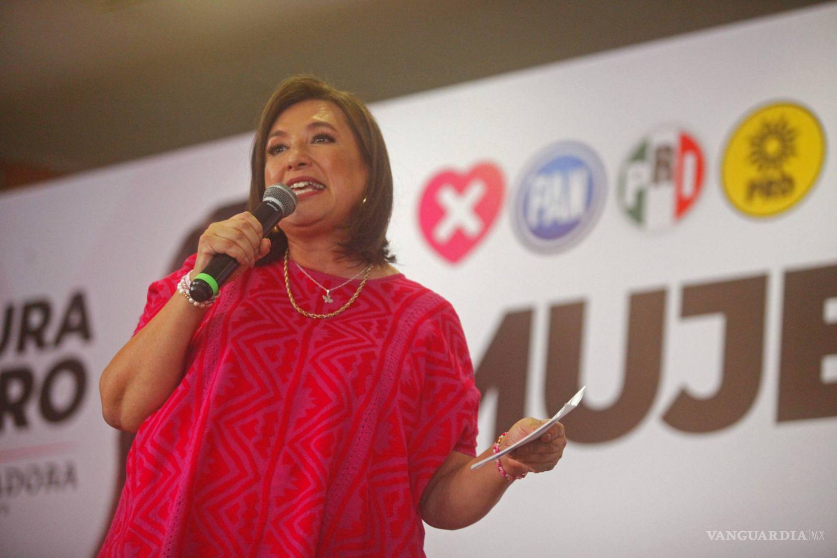 $!Xóchitl Gálvez, candidata por la Alianza Fuerza y Corazón por México, promete el cerrar las refinerías de Pemex y apostar a la generación de energías renovables. | Foto: Cuartoscuro