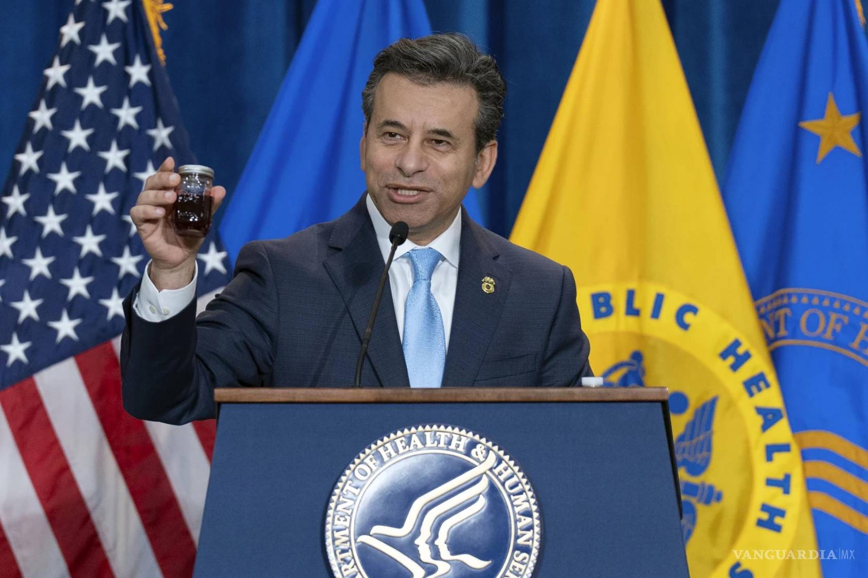 $!Marty Makary, de la Administración de Alimentos y Medicamentos (FDA, por sus siglas en inglés), en una conferencia de prensa en Washington.