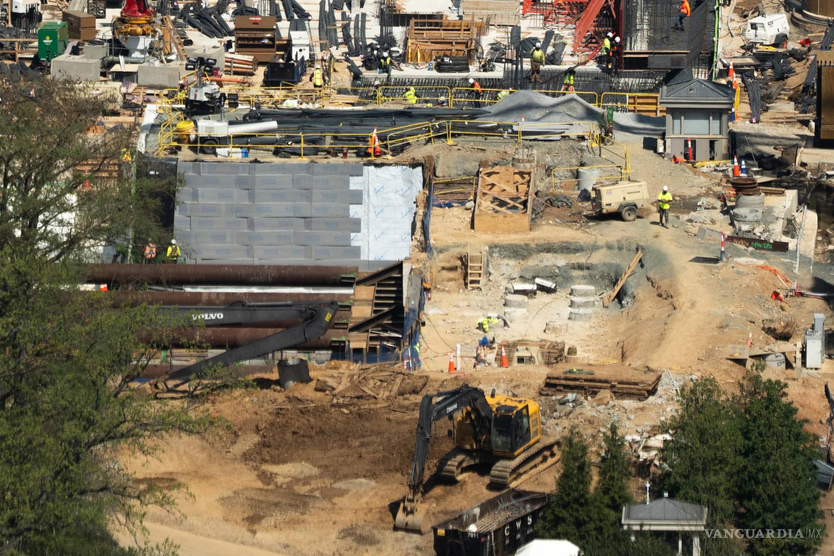 $!Continúan las obras de construcción del salón de baile de la Casa Blanca en Washington.