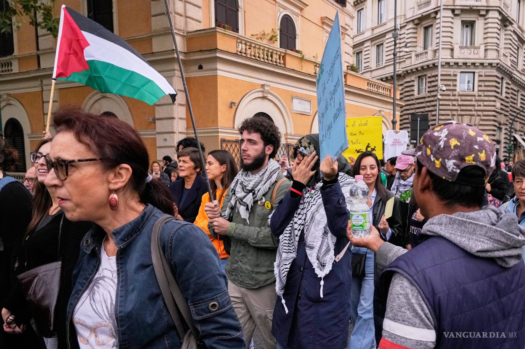 $!Activistas contra la guerra se manifiestan en Roma —el sábado 24 de octubre de 2026— en contra del rearme y de la participación de Italia en conflictos bélicos; la protesta forma parte de una serie de movilizaciones organizadas en Italia por grupos de todo el espectro político.