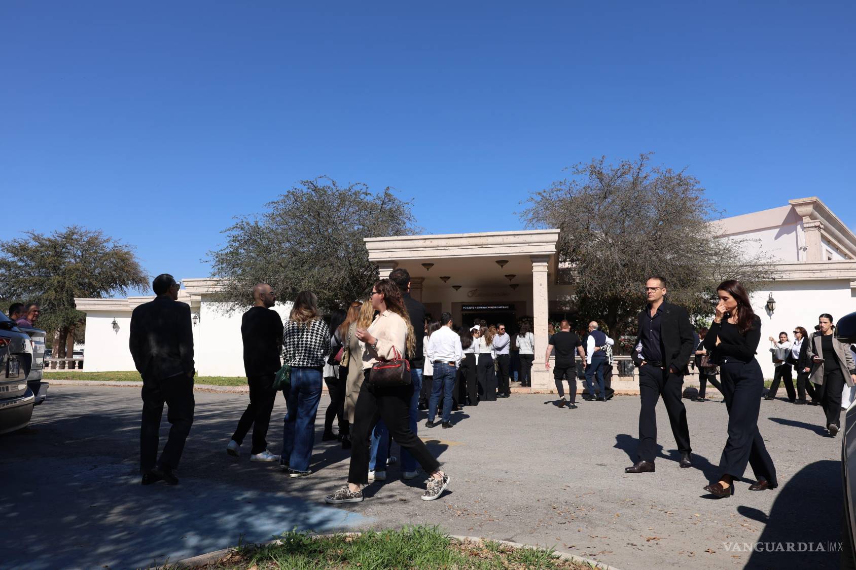 $!Decenas de saltillenses acudieron a dar el último adiós a las pequeñas Celeste y Eugenia.