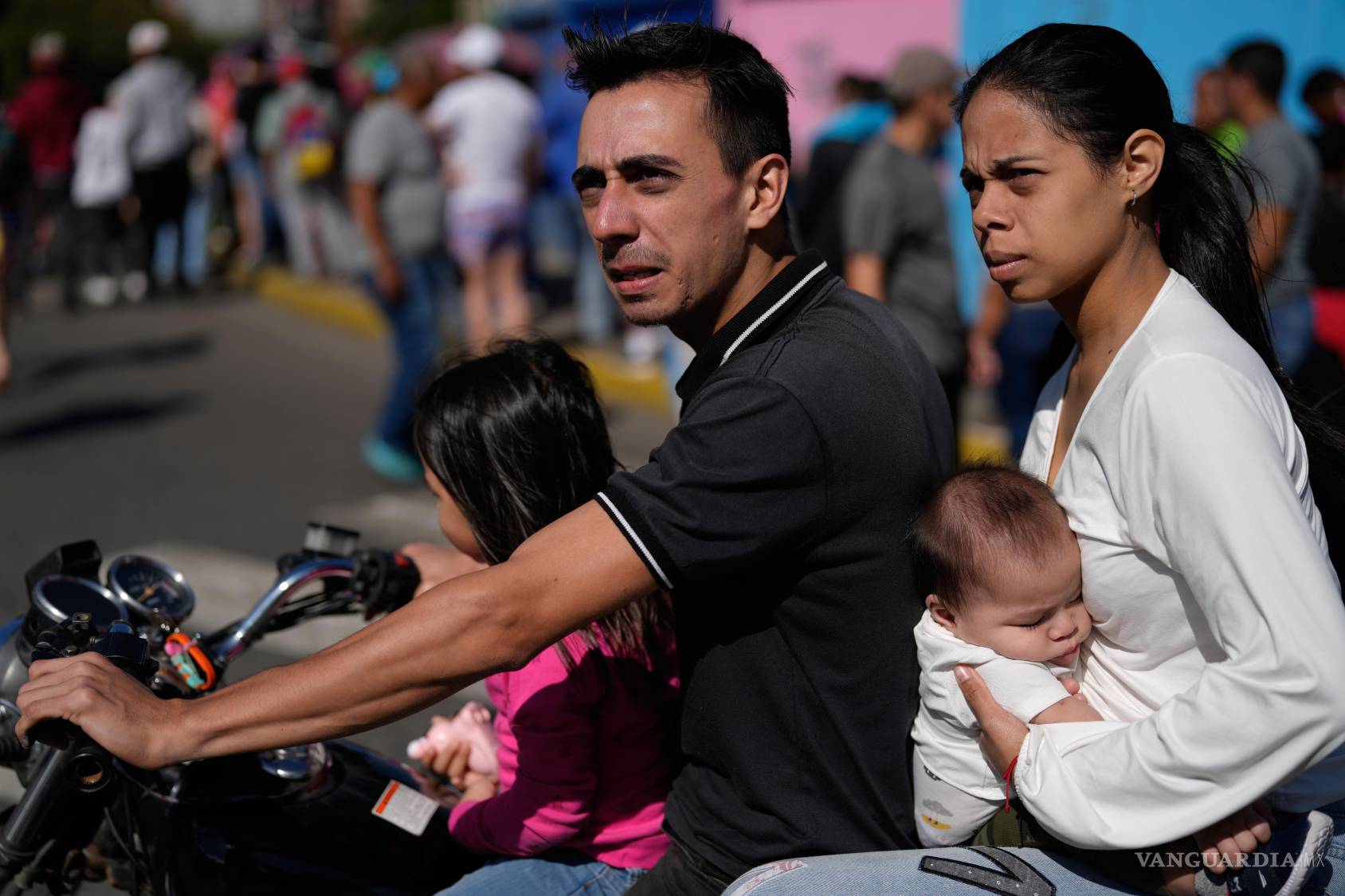 $!Una familia viaja en motocicleta en Caracas, Venezuela, el domingo 25 de enero de 2026.