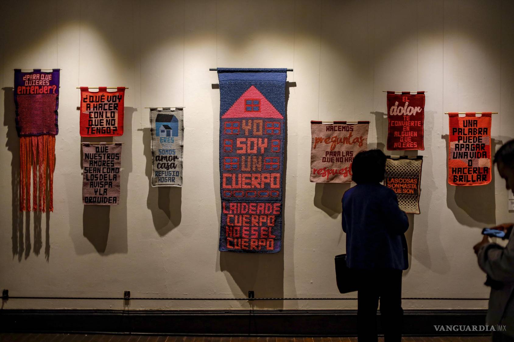 $!Vestidos que cuentan historias, paisajes textiles y consignas tejidas se unen en exposición de Casa Purcell en Saltillo