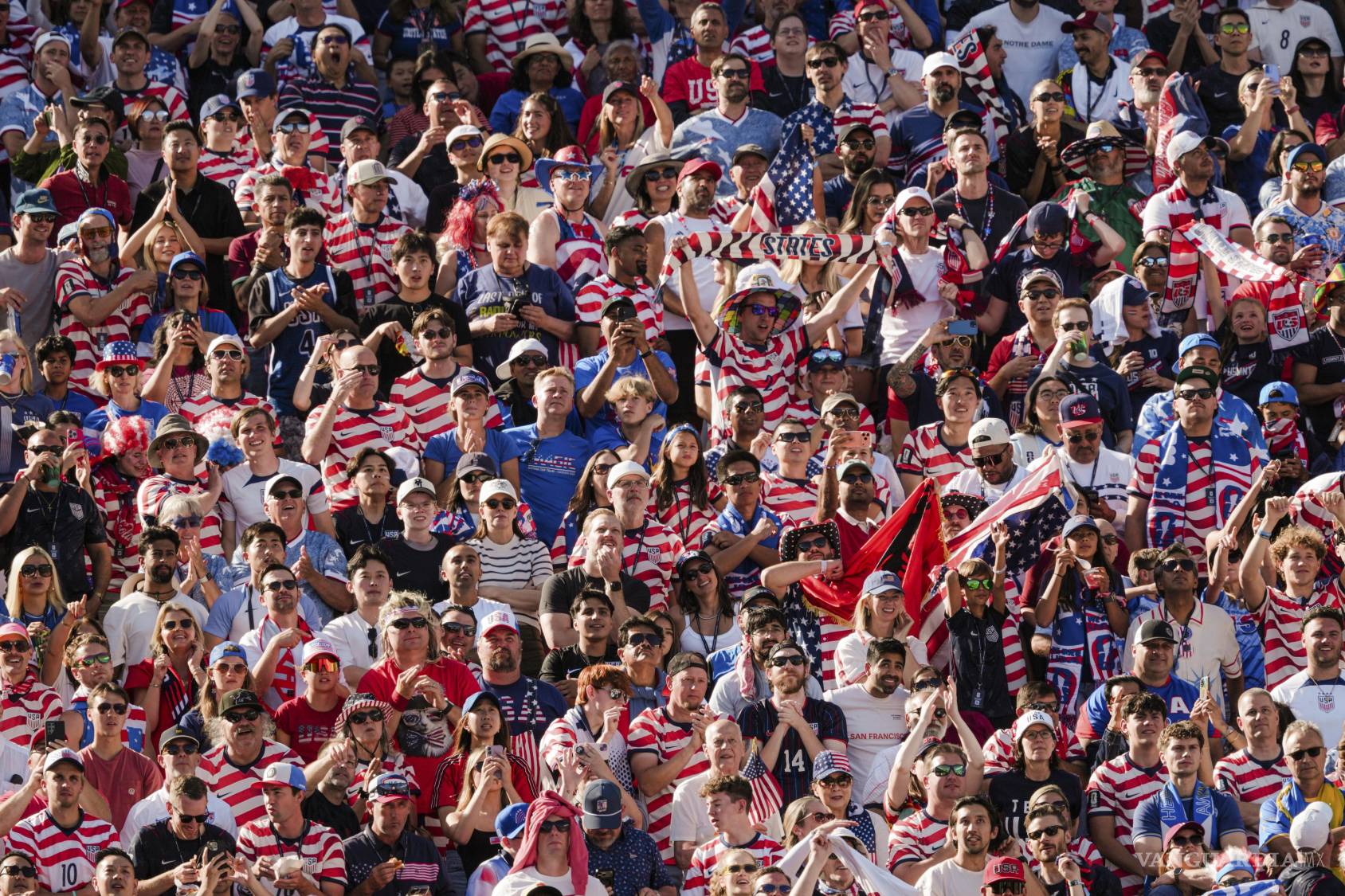 $!Aficionados estadounidenses disfrutan del partido de octavos de final de la Copa Mundial de Fútbol entre Estados Unidos y Bélgica.