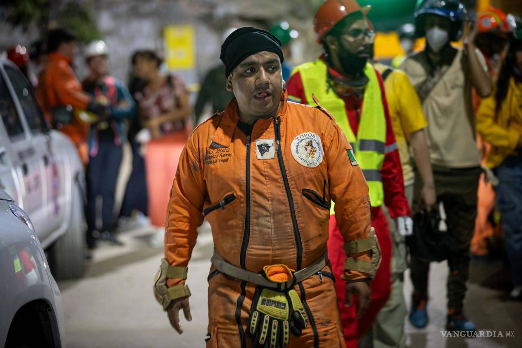 $!Un rescatista de Topos Aztecas de México trabaja en un edificio afectado por el terremoto, este sábado en Caracas, Venezuela.