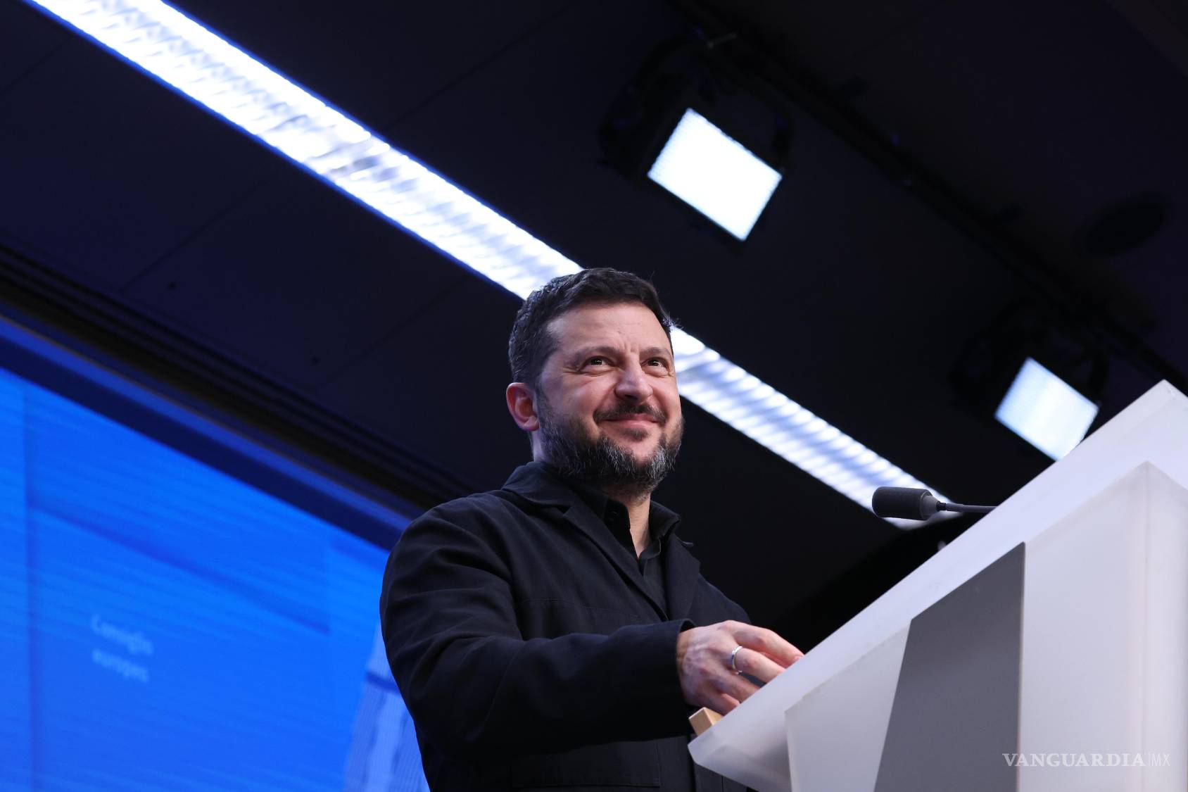$!El presidente de Ucrania, Volodymyr Zelenskyy, sonríe durante una conferencia de prensa en la cumbre de la Unión Europea en Bruselas.