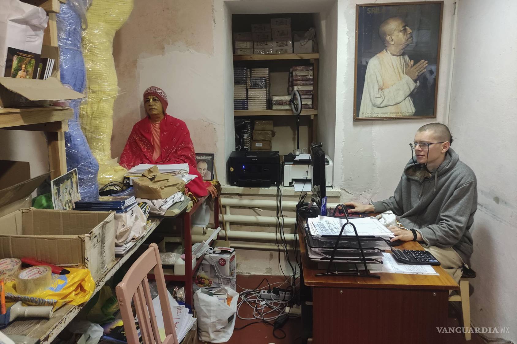 $!Un monje de Hare Krishna fotografiado en su despacho del templo de Kiev.