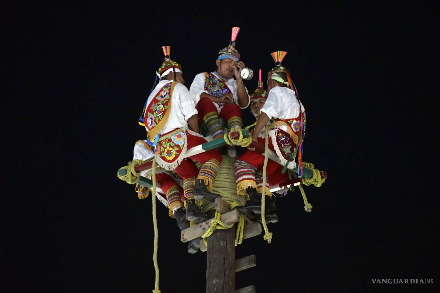 $!Su indumentaria está compuesta por una camisa de manta blanca, el pantalón rojo que recuerda a los danzantes muertos y, en la parte de abajo, lleva flecos amarillos que remiten al color del sol.