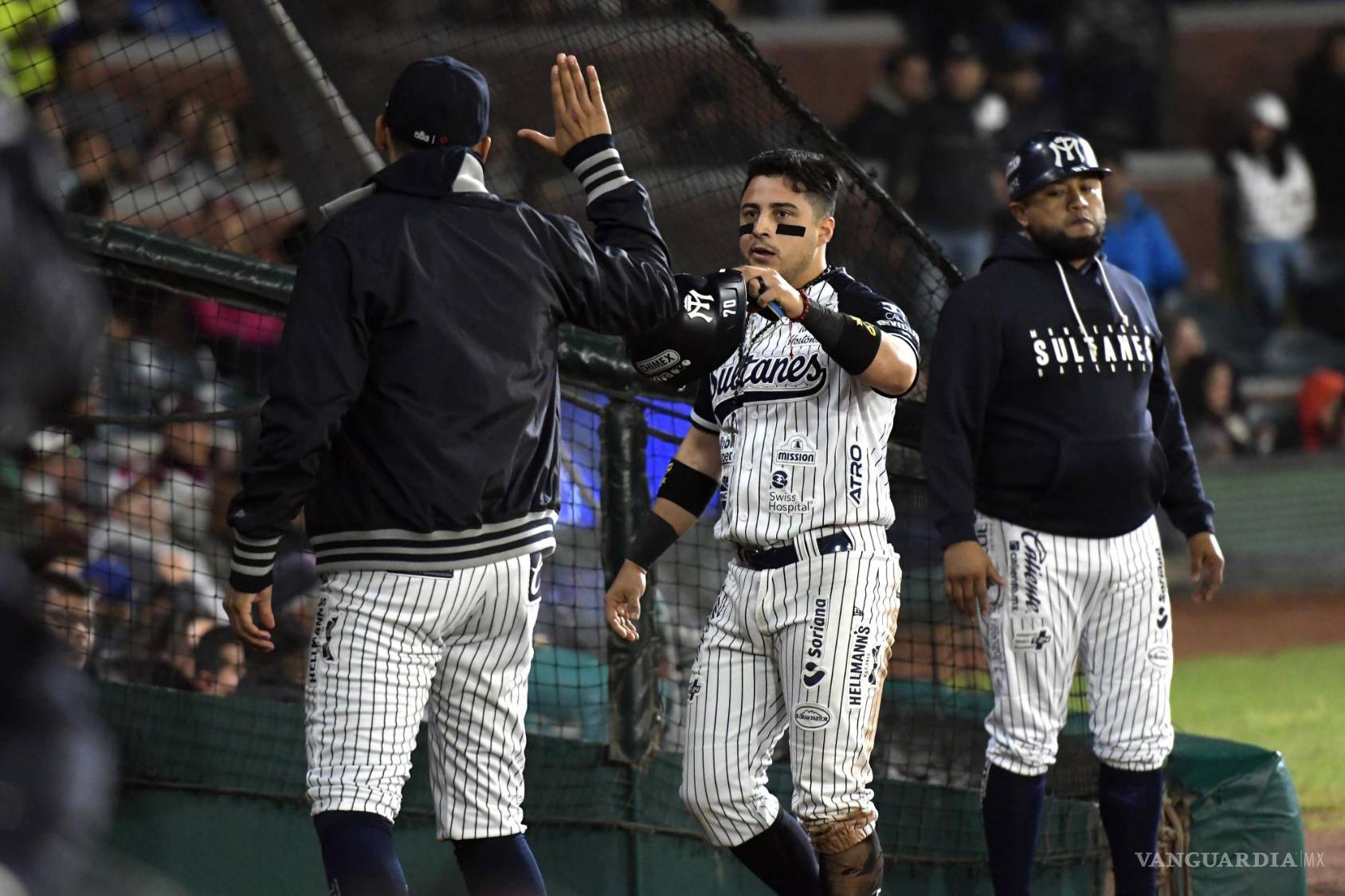 $!Tanto Sultanes como Tomateros repartieron carreras este viernes.